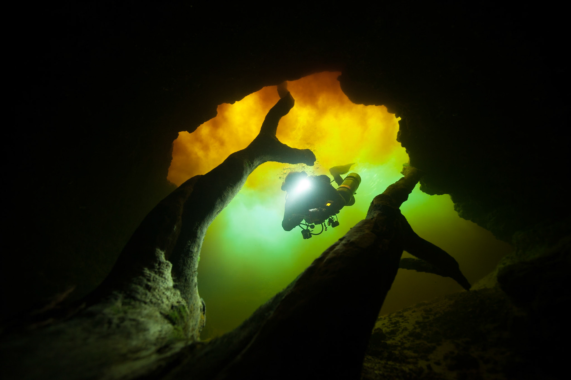 Un plongeur entre dans la caverne de Little River en Floride, États-Unis. |  Cave diver entering Little River cave system in Florida, USA
