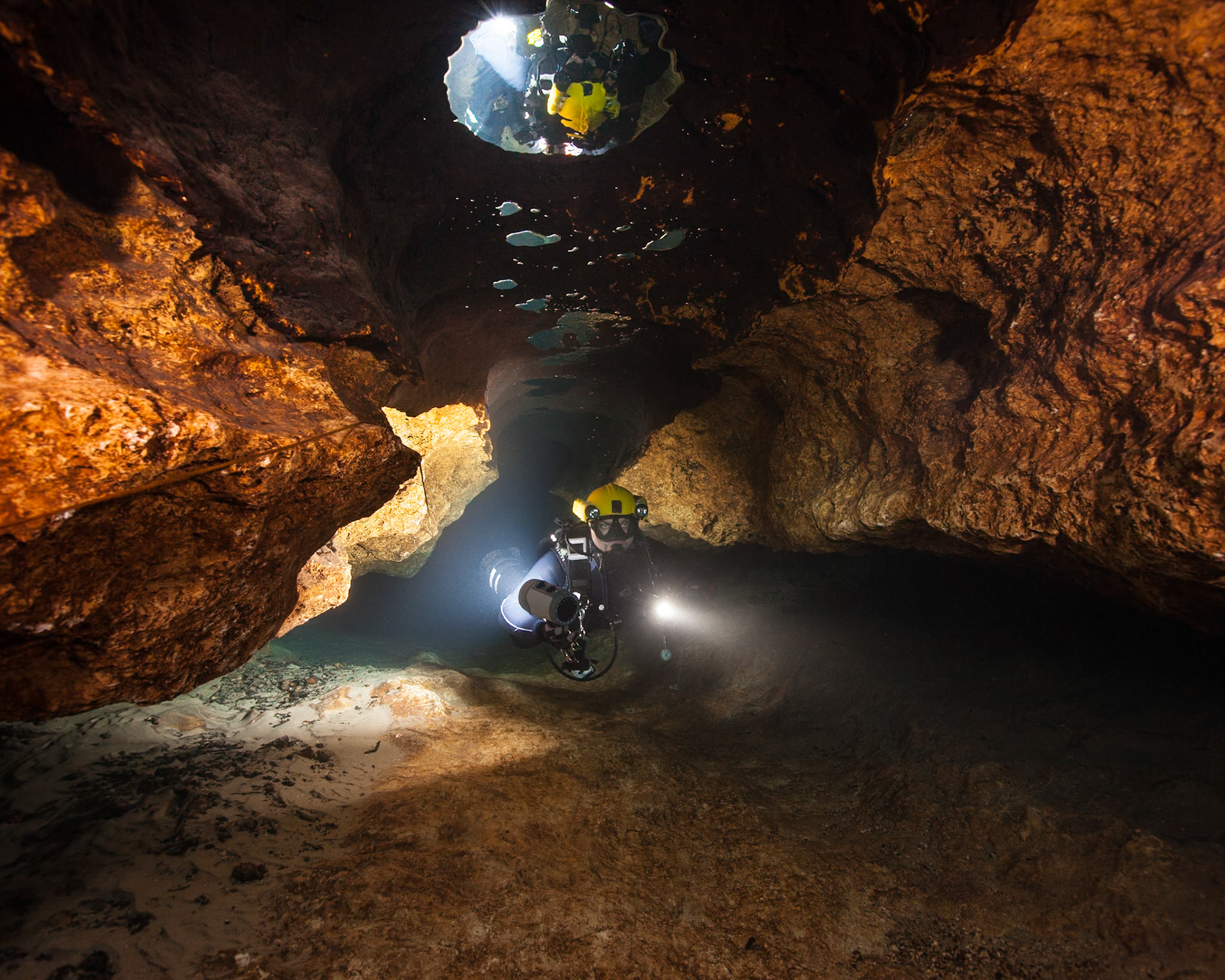 Un plongeur dans la caverne de Little River en Floride, États-Unis. |  Cave diver in Little River cave system in Florida, USA