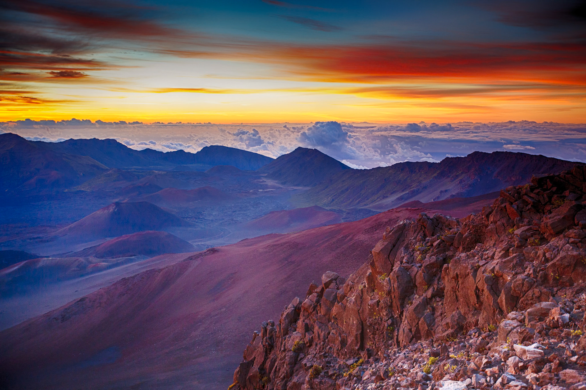 Levé du Soleil au sommet du volcan Haleakalā | Sunrize on top of Haleakalā volcano