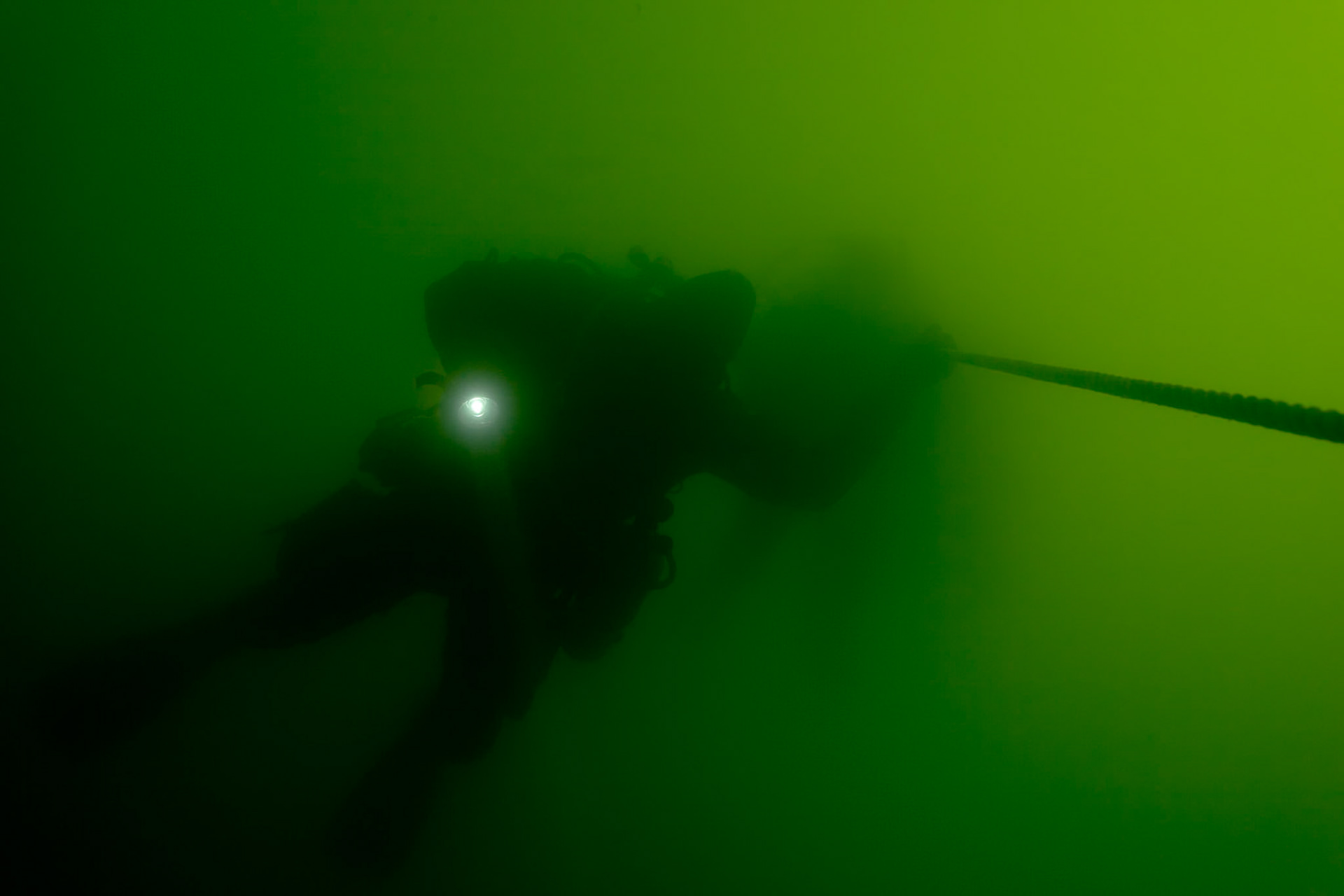 Plongeur descent sur l'épave de l'Empress of Ireland. |  Diver descending on Empress of Ireland Wreck