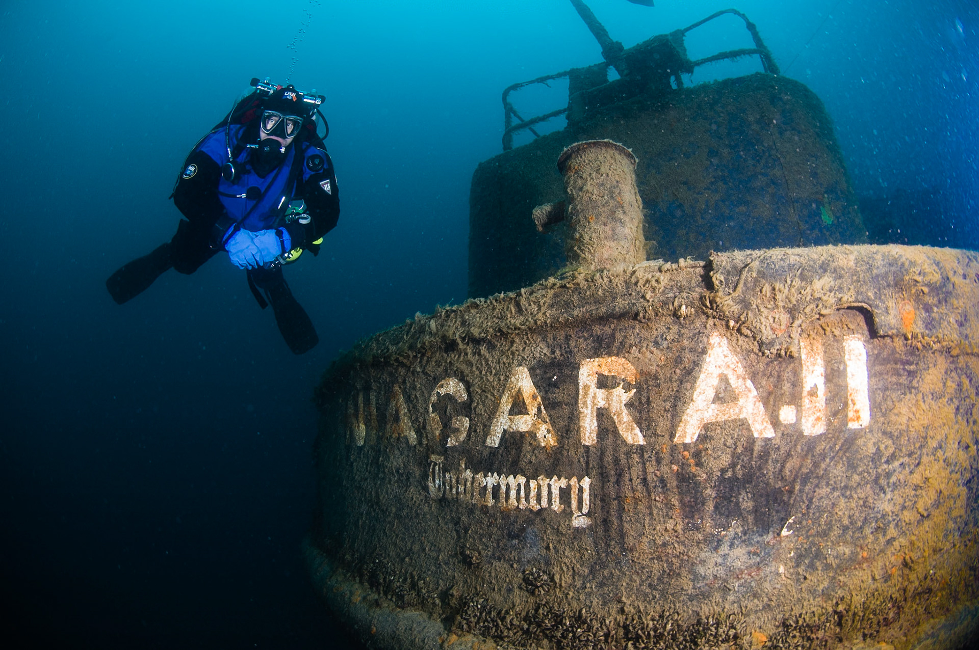 Plongeur à proximité de l'épave du Niagara II située à Tobermory, Ontario, Canada. |Diver near a the Niagara II wreck located in Tobermory, Ontario, Canada.