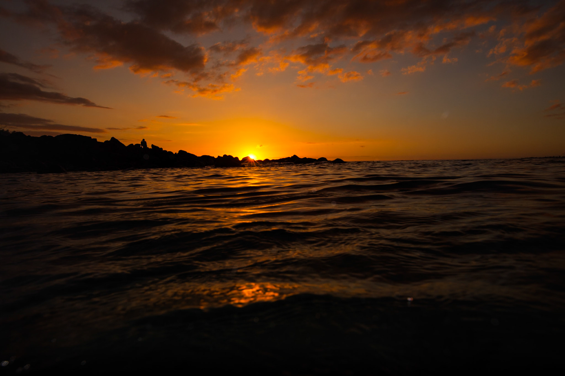 Baie de Honokohau au coucher du soleil. | Honokohau bay at sunset.