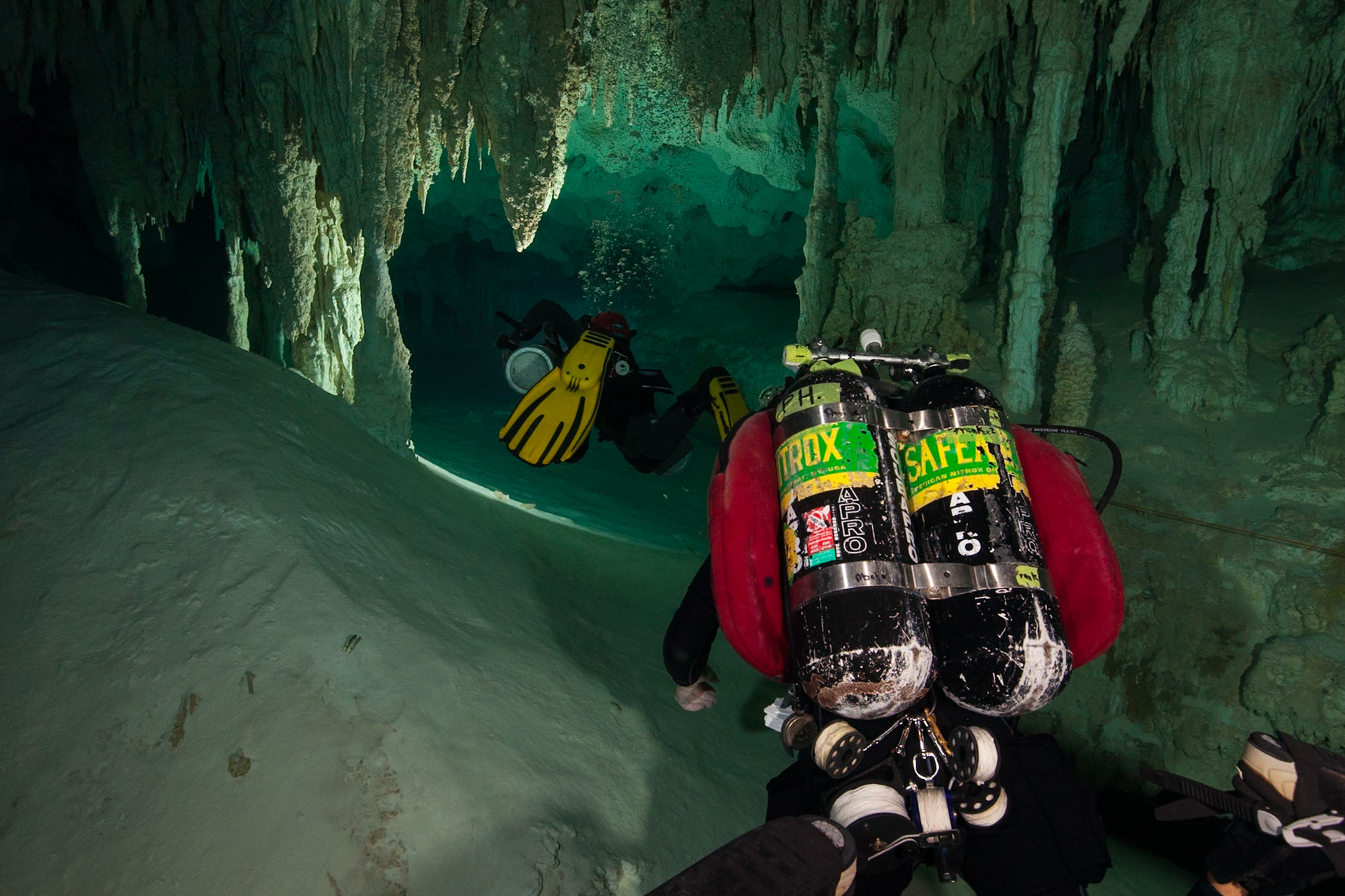 Plongeurs qui explore le système de caverne submergées No Hoch Na Chich, province du Yucatan, Mexique. | Cave divers explore No Hoch Na Chich cenote system located in Yucatan, Mexico.
