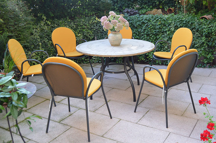 Eine idyllische Gartenterrasse lädt zum Verweilen ein