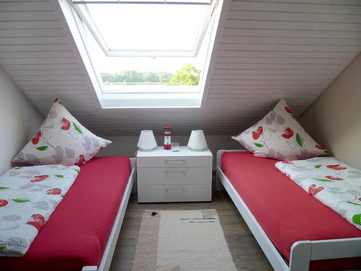 das zweite Schlafzimmer mit zwei Einzelbetten und Rheinblick