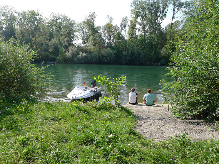 Boot fahren und halt machen in den idyllischen Seitenarmen des Rheins