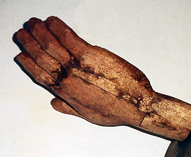 "La puerta del espiritu" 1995. wood, metal. 40 x 120 x 30 cm.