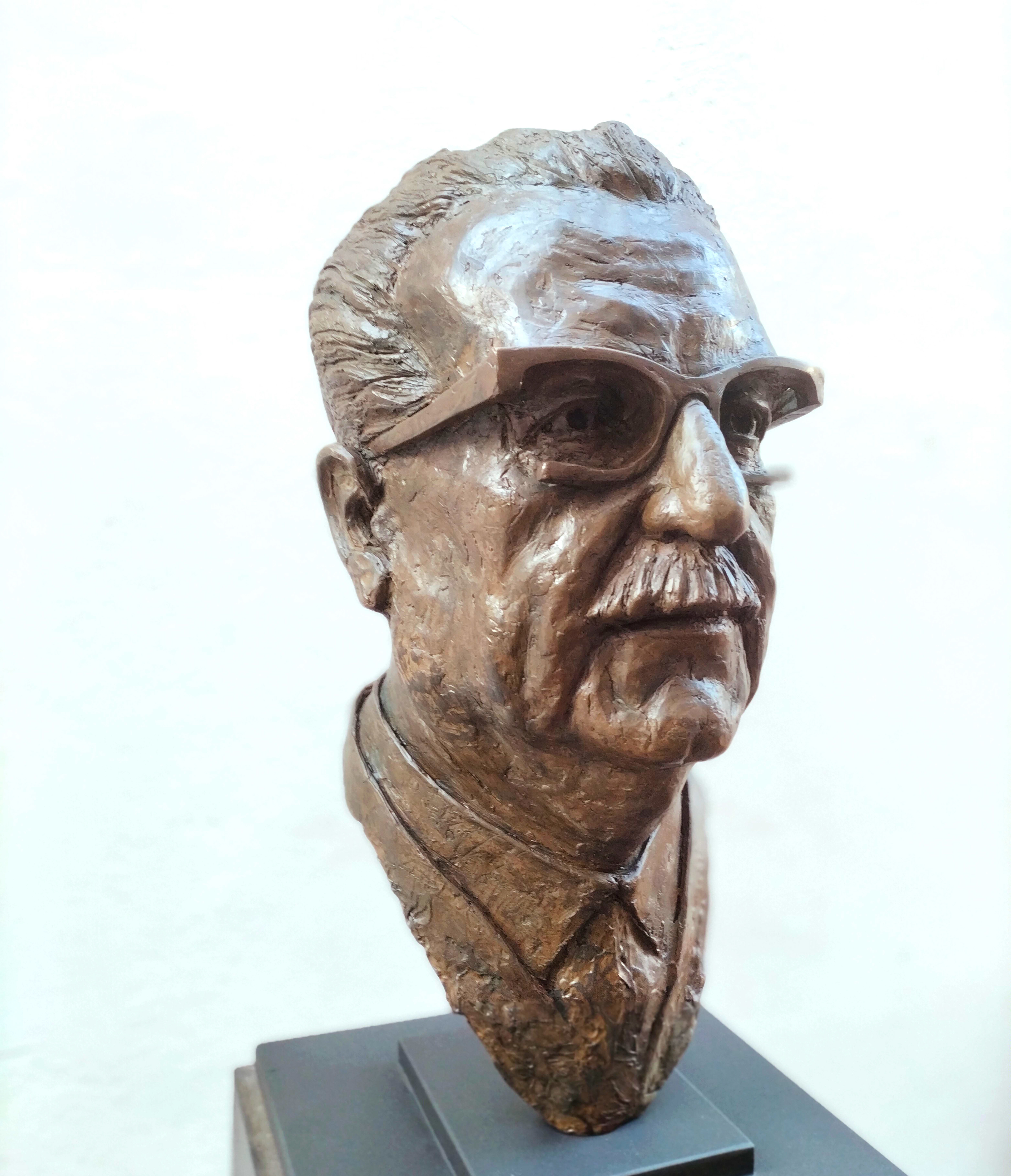 Buste Salvador Allende. resine polyester.