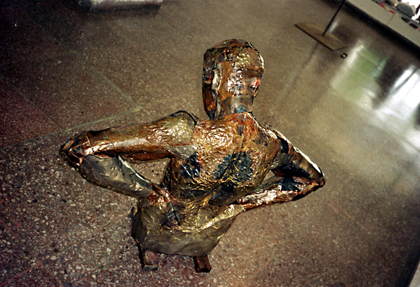 "Su-misión" 1995. wood, metal. natural size.  Collection M. Chris Von Christierson, Royaume Uni