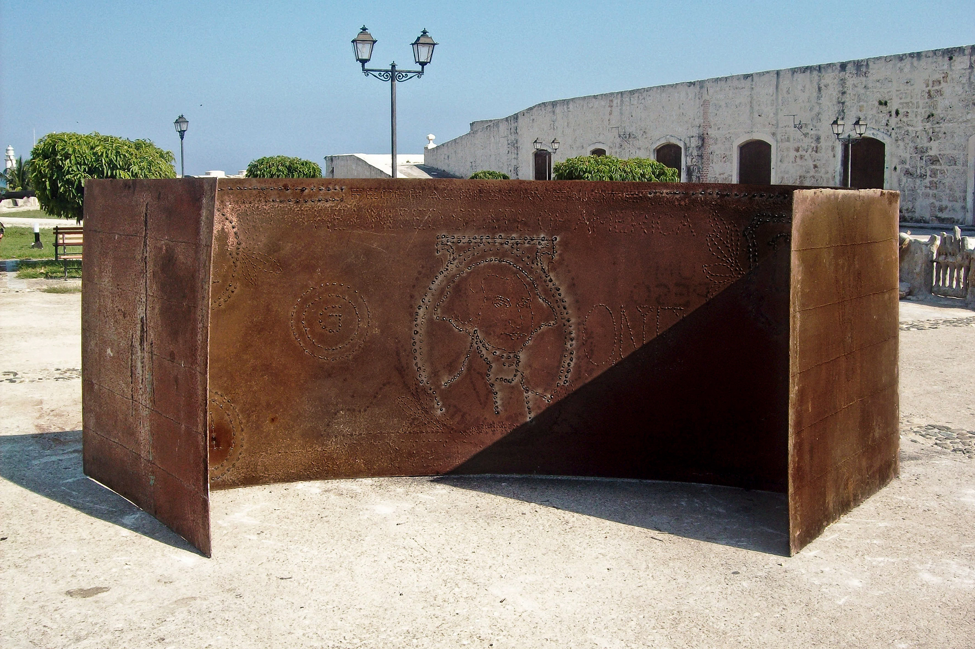 "Dualité" 2012.  arc welding in metal.  300 x 150 x 150 cm.