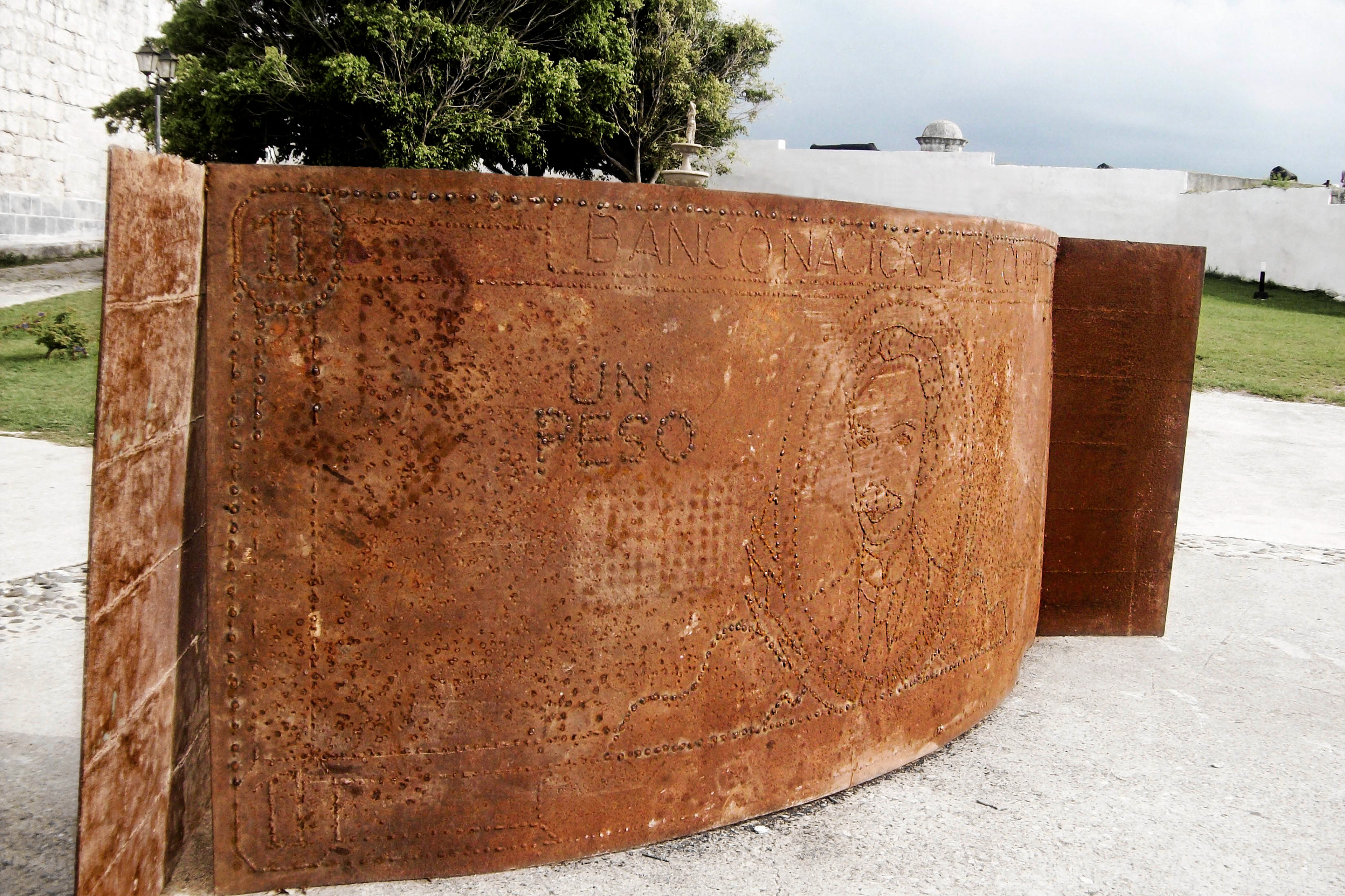 "Dualité" 2012.  arc welding in metal.  300 x 150 x 150 cm.