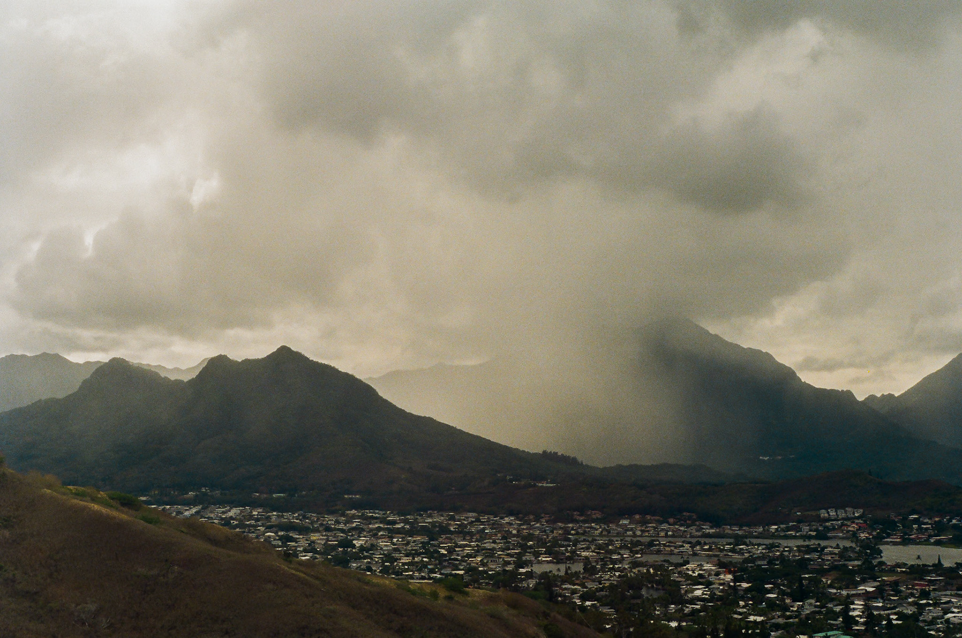 Incoming rain on the Pillbox Hike in Hawaii - Dec. 2021