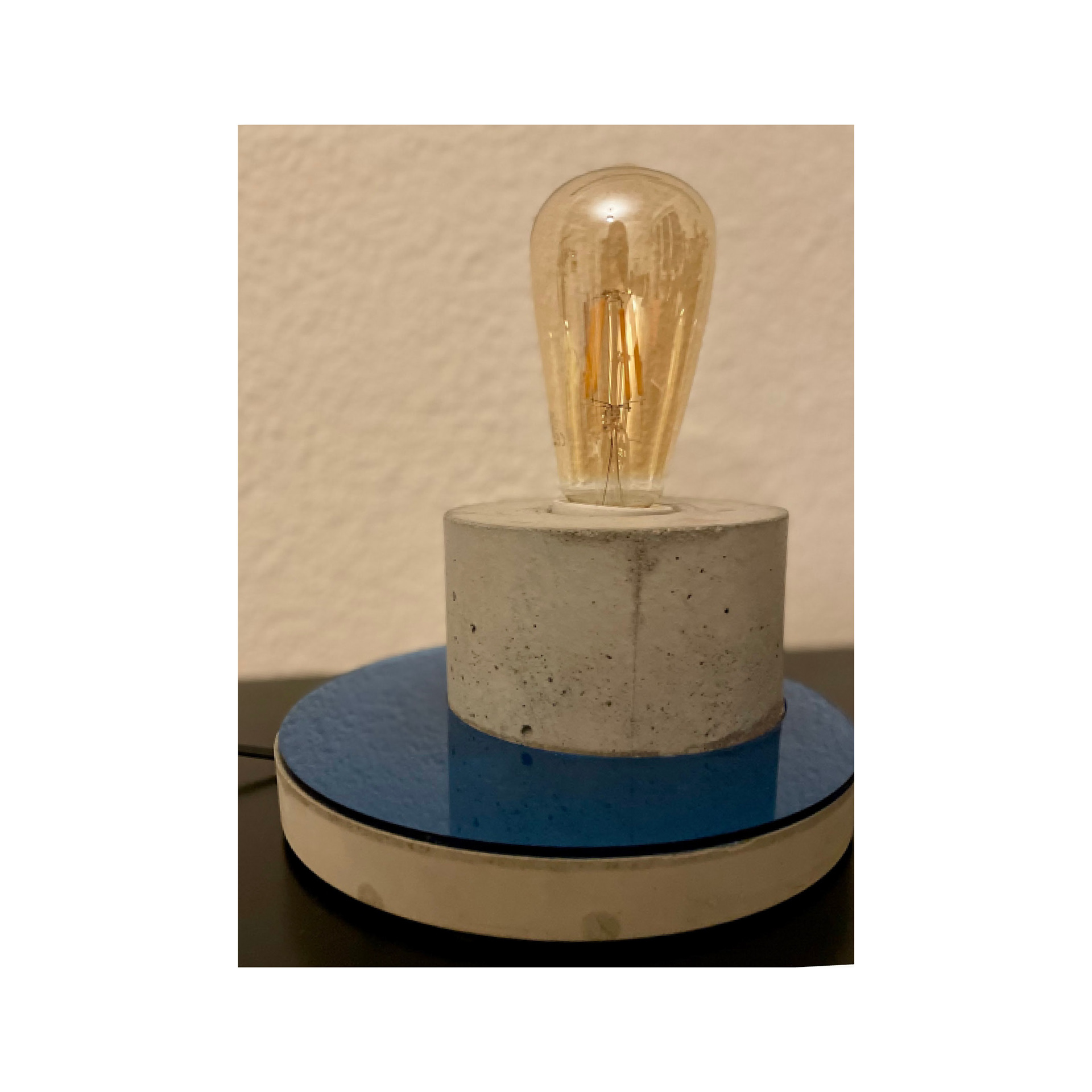Beton, Lampenfassung, Plexiglas, 2020