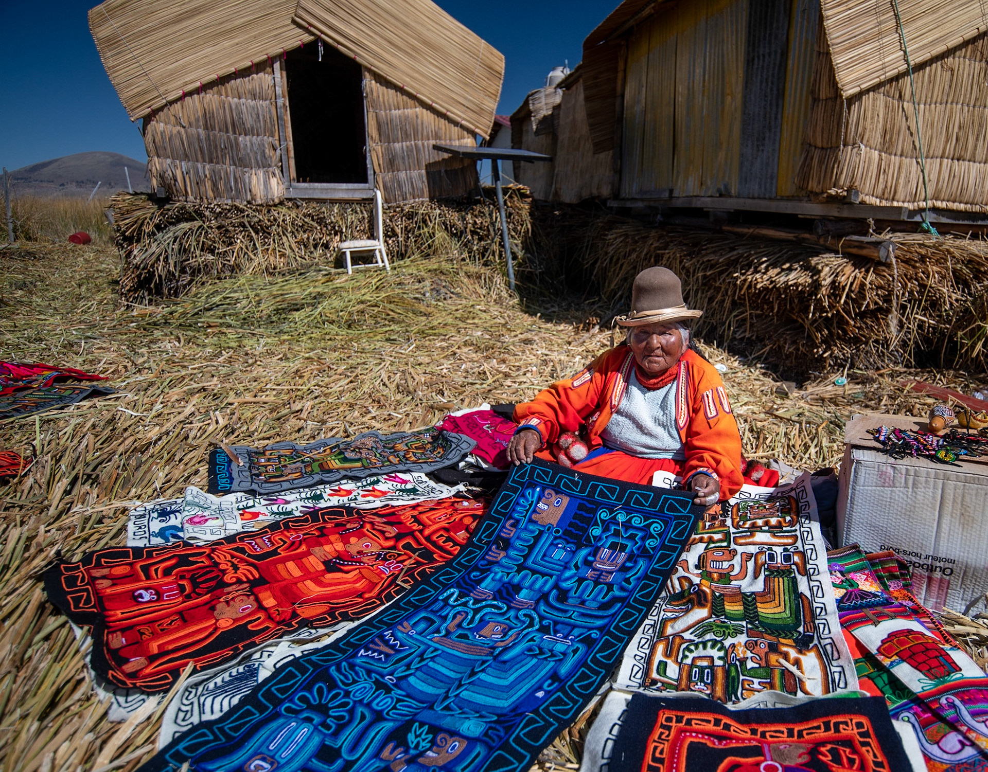 Op de drijvende Uros eilanden in het Titicacameer, Peru