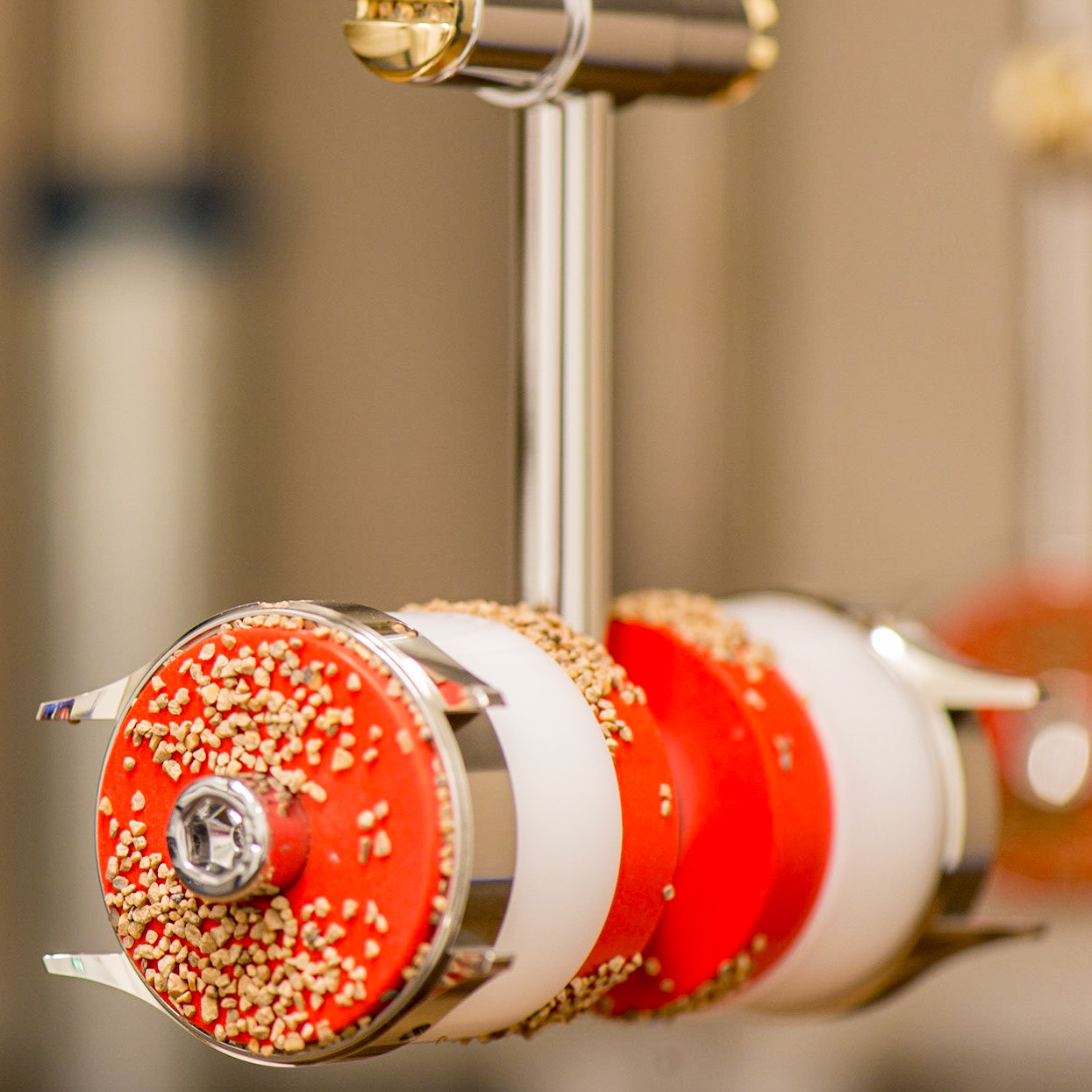 Polijsten van horlogekast met notengranulaat