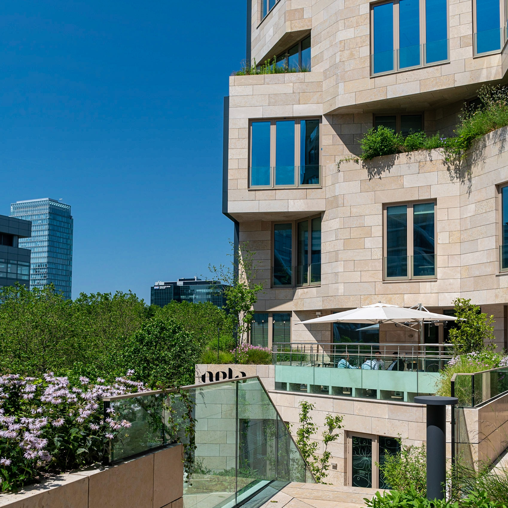 Amsterdam. Zuidas. Zicht op gebouwen aan de Amsterdamse Zuidas vanaf Valley, een prestigieus en exclusief gebouw met kantoren, woningen en voorzieningen, ontworpen door Winy Maas van MVRDV.