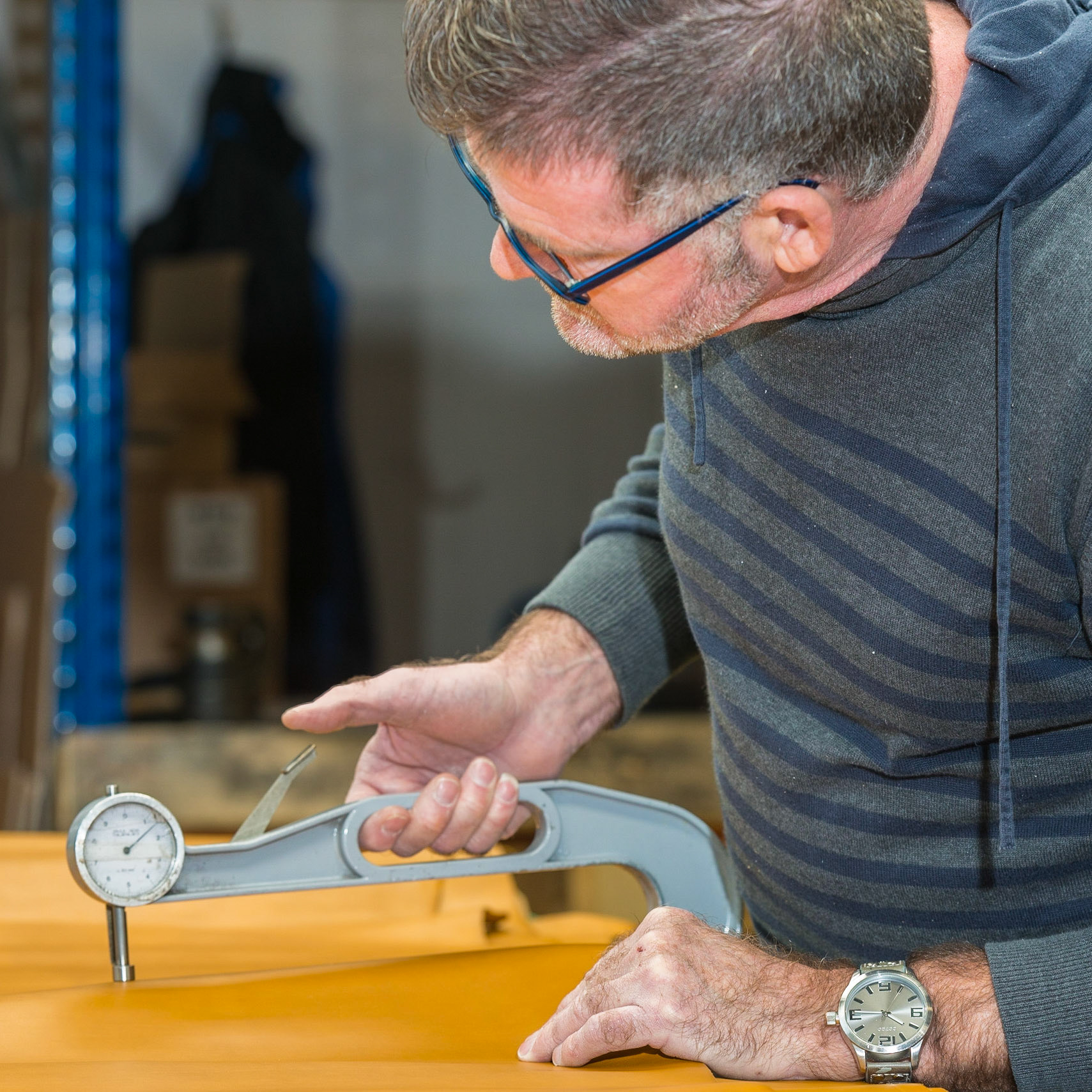 Handmatige controle op de dikte van het leer.
