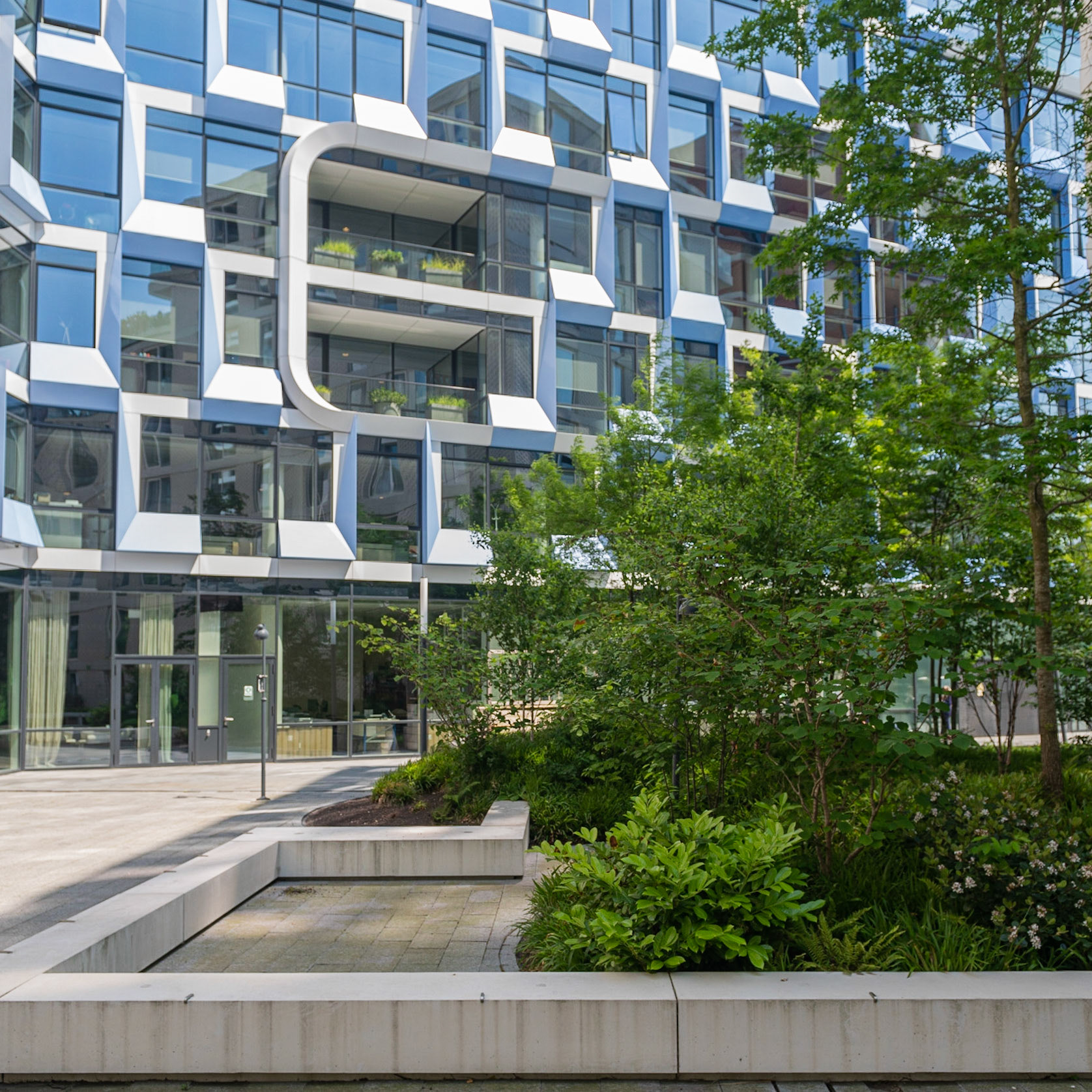 Amsterdam. Zuidas. De Amsterdamse Zuidas heeft enerzijds als doel om ontwikkeld te worden als internationaal businessdistrict waarin wordt voorzien in nieuwe bedrijfseconomische clusters en anderzijds te groeien als levendige nieuwe stadswijk waar wonen, werken en recreëren samenkomen.