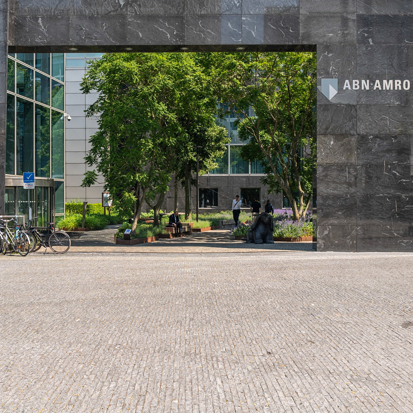 Amsterdam. Zuidas. De Amsterdamse Zuidas heeft enerzijds als doel om ontwikkeld te worden als internationaal businessdistrict waarin wordt voorzien in nieuwe bedrijfseconomische clusters en anderzijds te groeien als levendige nieuwe stadswijk waar wonen, werken en recreëren samenkomen.