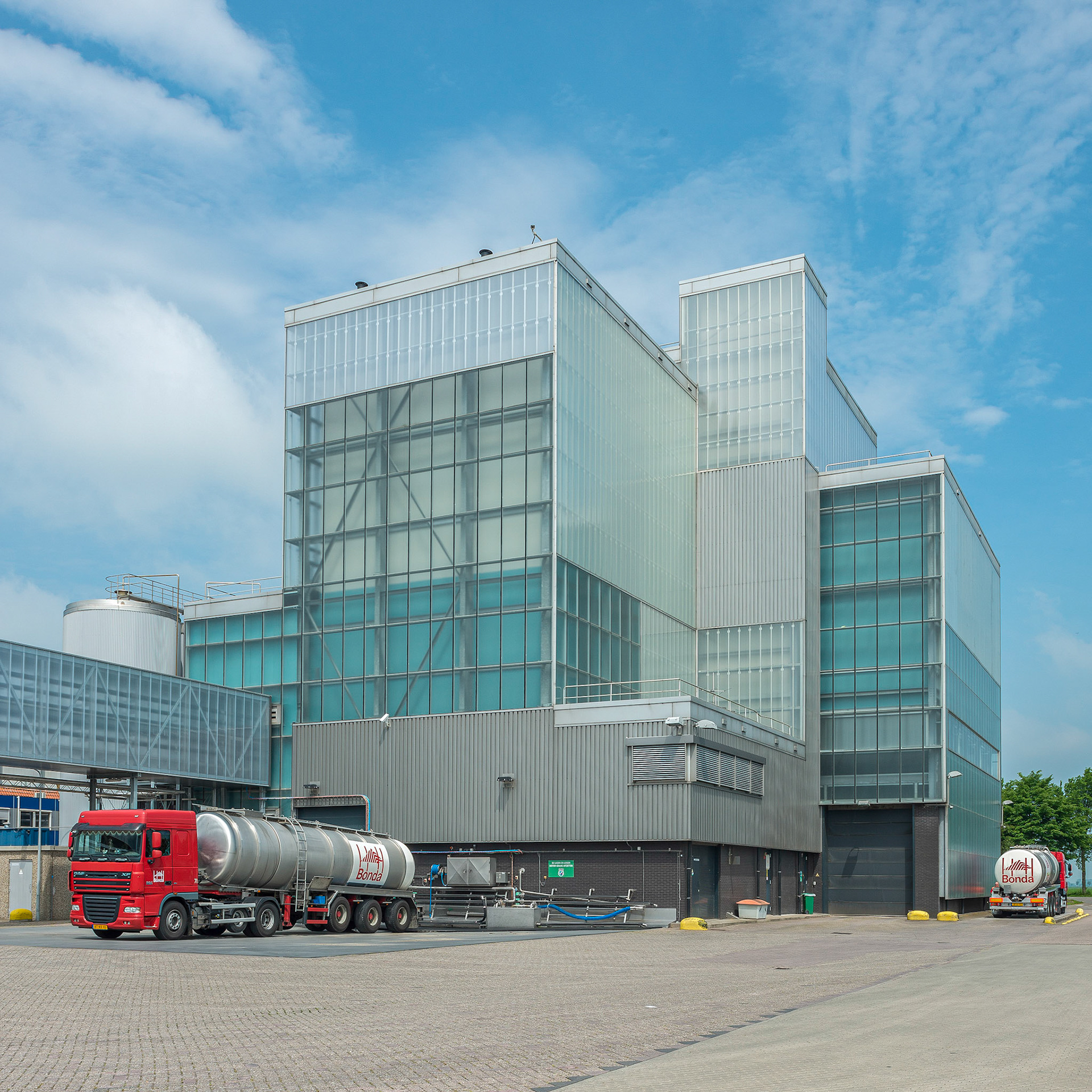 Aanvoer van grondstoffen voor de productie van Beemsterkaas.