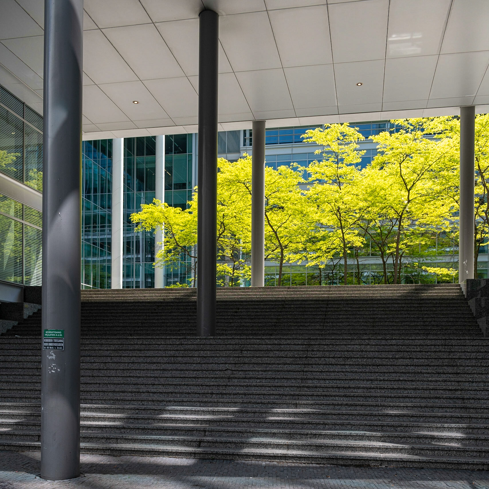 Amsterdam. Zuidas. De Amsterdamse Zuidas heeft enerzijds als doel om ontwikkeld te worden als internationaal businessdistrict waarin wordt voorzien in nieuwe bedrijfseconomische clusters en anderzijds te groeien als levendige nieuwe stadswijk waar wonen, werken en recreëren samenkomen.