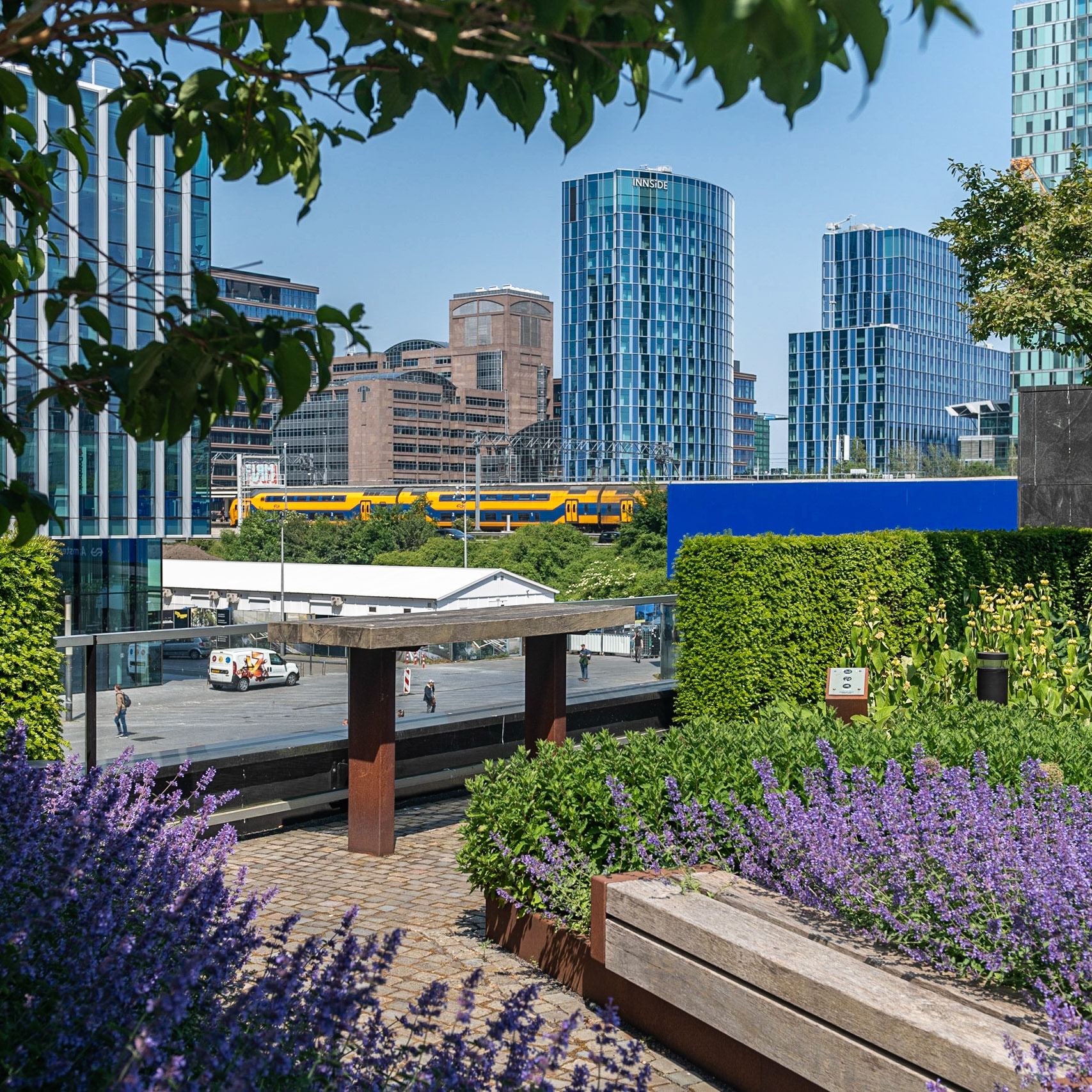 Amsterdam. Zuidas. De Amsterdamse Zuidas heeft enerzijds als doel om ontwikkeld te worden als internationaal businessdistrict waarin wordt voorzien in nieuwe bedrijfseconomische clusters en anderzijds te groeien als levendige nieuwe stadswijk waar wonen, werken en recreëren samenkomen.