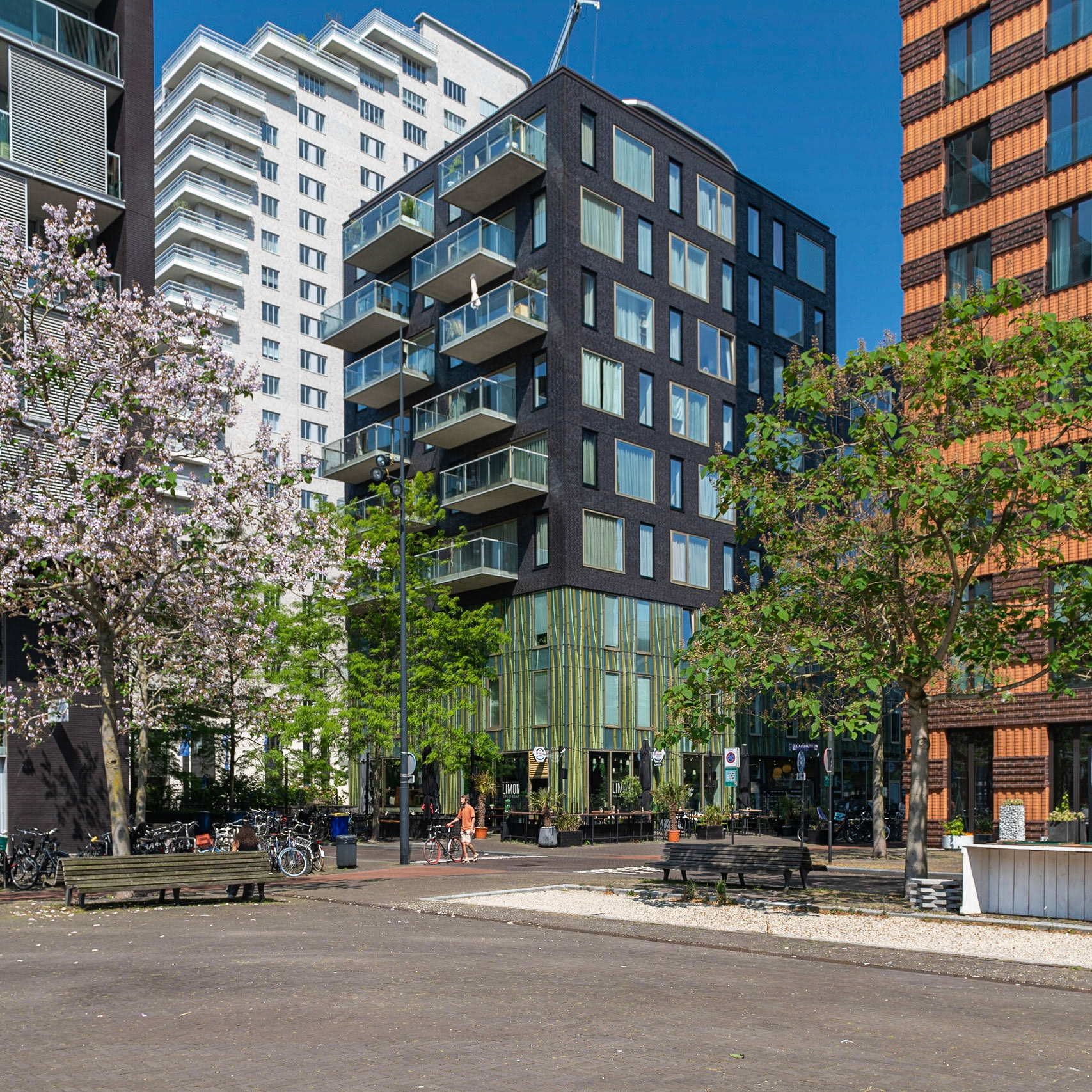 Amsterdam. Zuidas. De Amsterdamse Zuidas heeft enerzijds als doel om ontwikkeld te worden als internationaal businessdistrict waarin wordt voorzien in nieuwe bedrijfseconomische clusters en anderzijds te groeien als levendige nieuwe stadswijk waar wonen, werken en recreëren samenkomen.