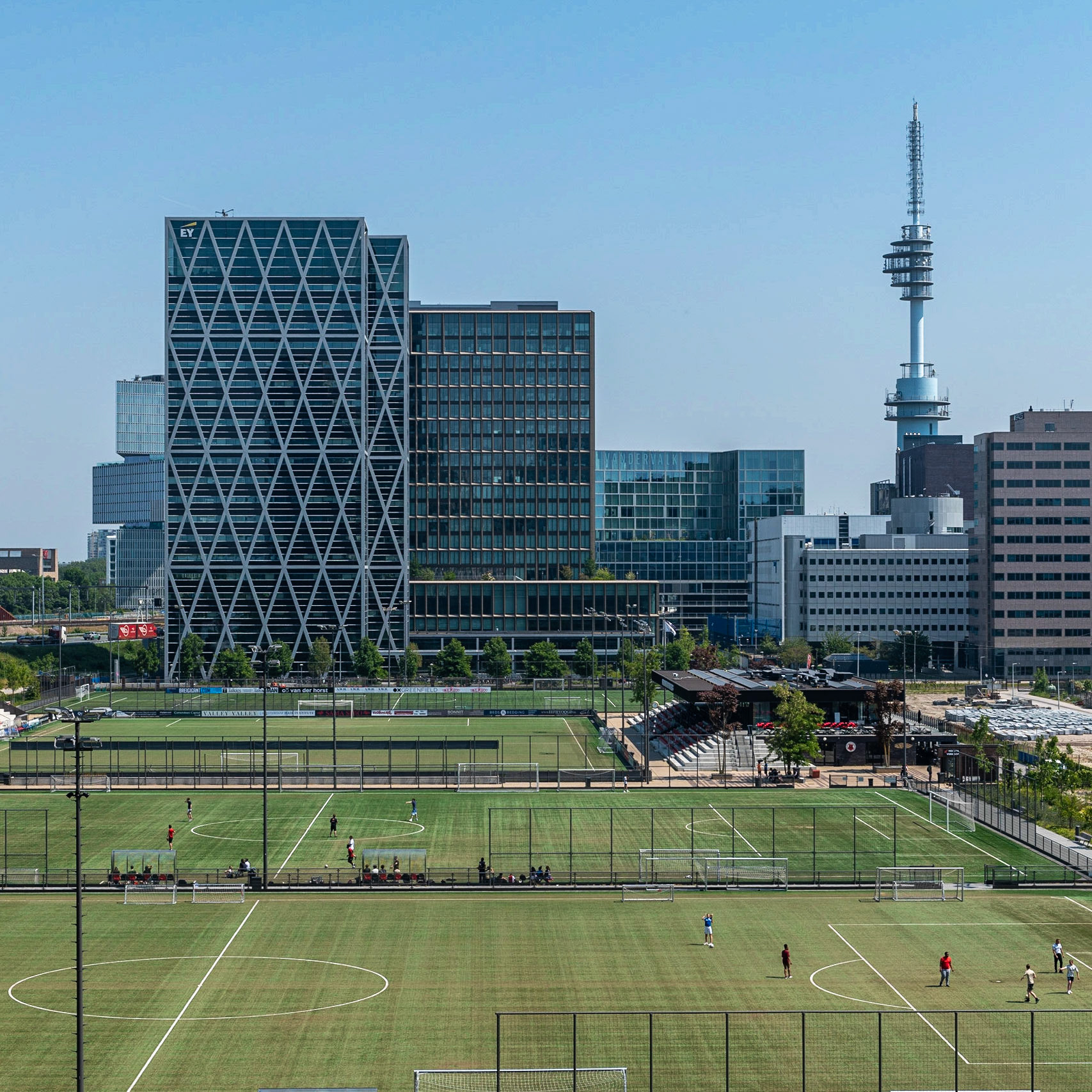 Amsterdam. Zuidas. Zicht op gebouwen aan de Amsterdamse Zuidas vanaf Valley, een prestigieus en exclusief gebouw met kantoren, woningen en voorzieningen, ontworpen door Winy Maas van MVRDV.