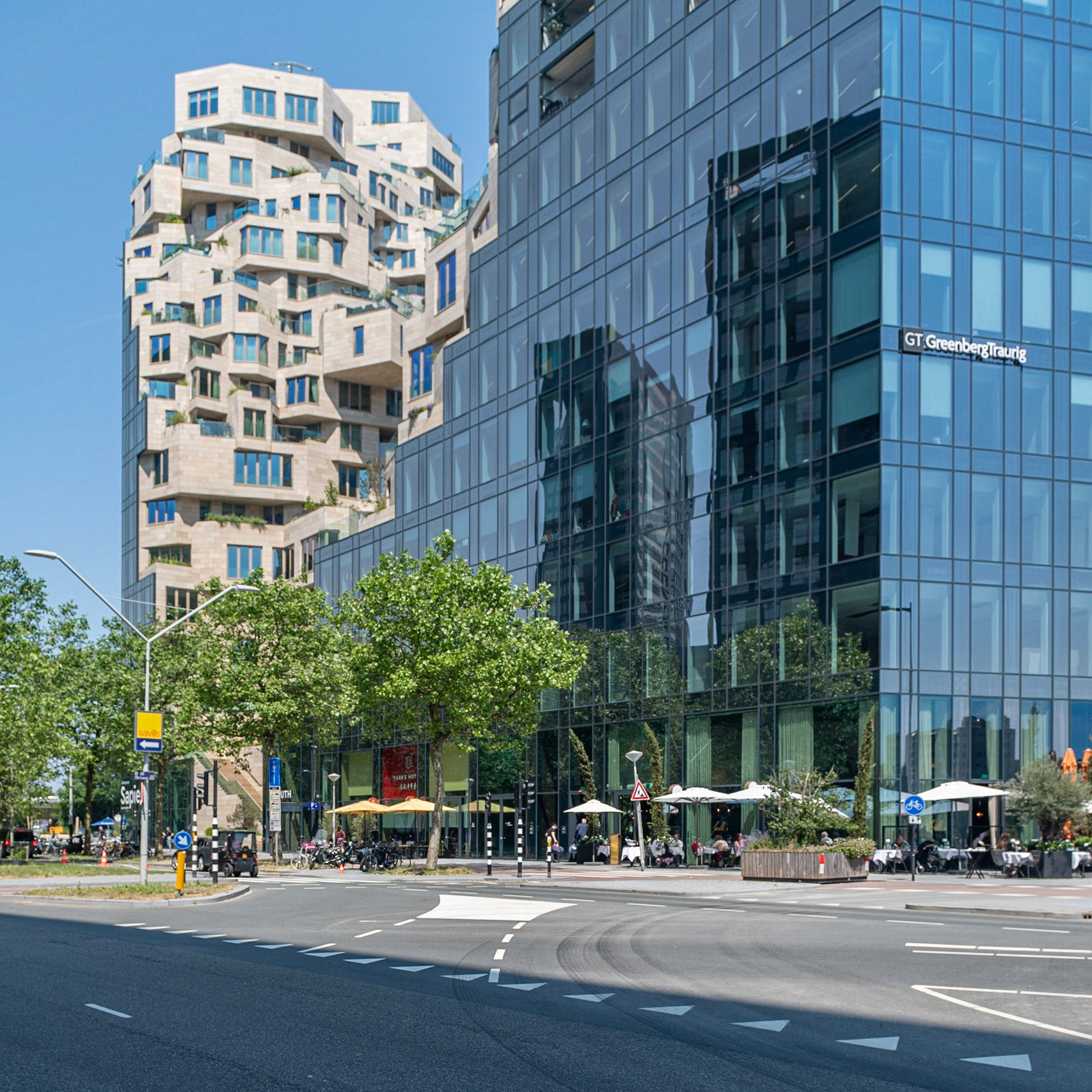 Amsterdam. Zuidas. Valley is een exclusief en luxueus wooncomplex, gelegen in het prestigieuze Zuidas-gebied van Amsterdam. Het is ontworpen door het wereldberoemde architectenbureau MVRDV en heeft als doel een gevarieerde, levendige gemeenschap te creëren door het aanbieden van stijlvolle woonruimtes en een breed scala aan faciliteiten en voorzieningen voor de bewoners en bezoekers.