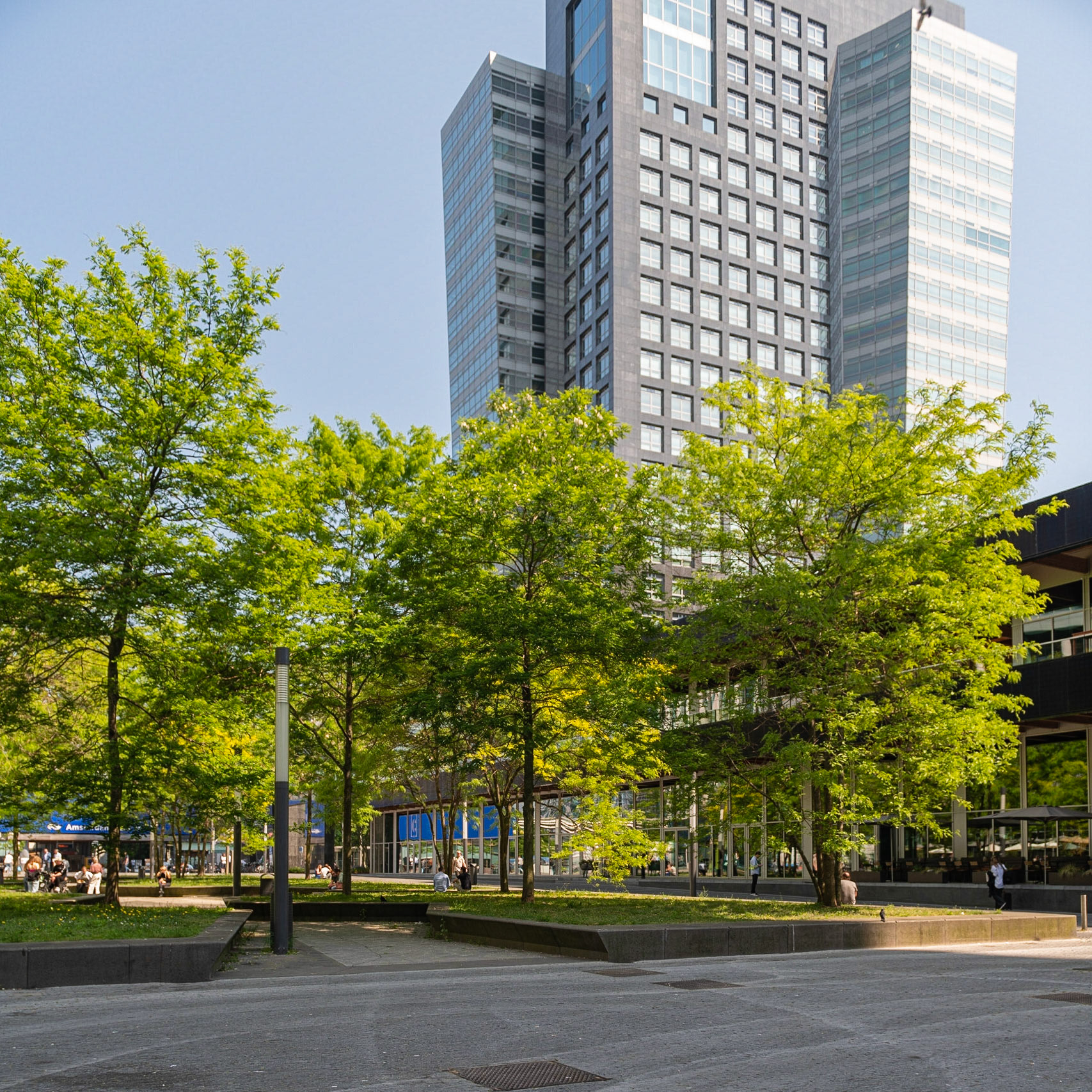 Amsterdam. Zuidas. De Amsterdamse Zuidas heeft enerzijds als doel om ontwikkeld te worden als internationaal businessdistrict waarin wordt voorzien in nieuwe bedrijfseconomische clusters en anderzijds te groeien als levendige nieuwe stadswijk waar wonen, werken en recreëren samenkomen.