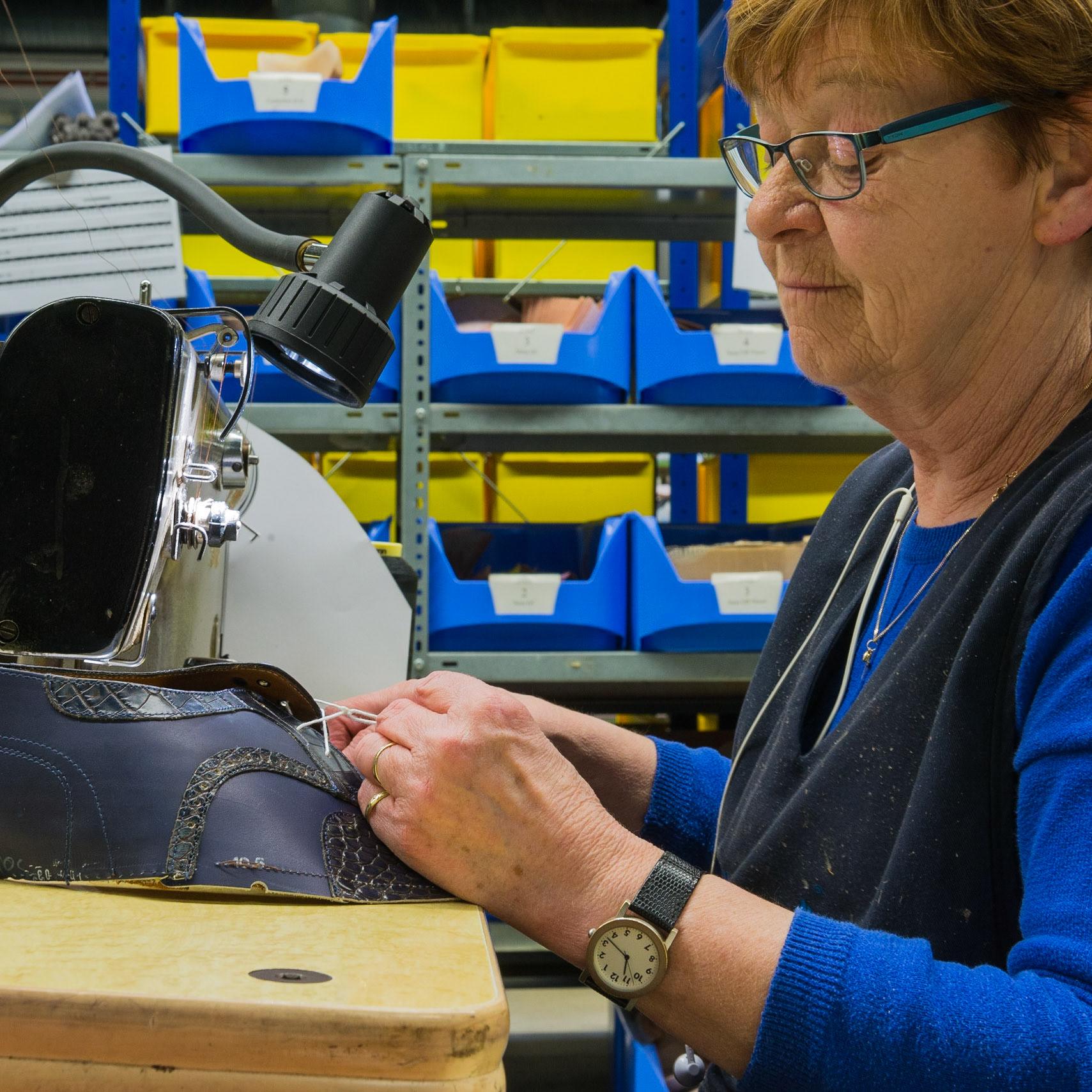 Stikwerk aan de schacht van de schoen.