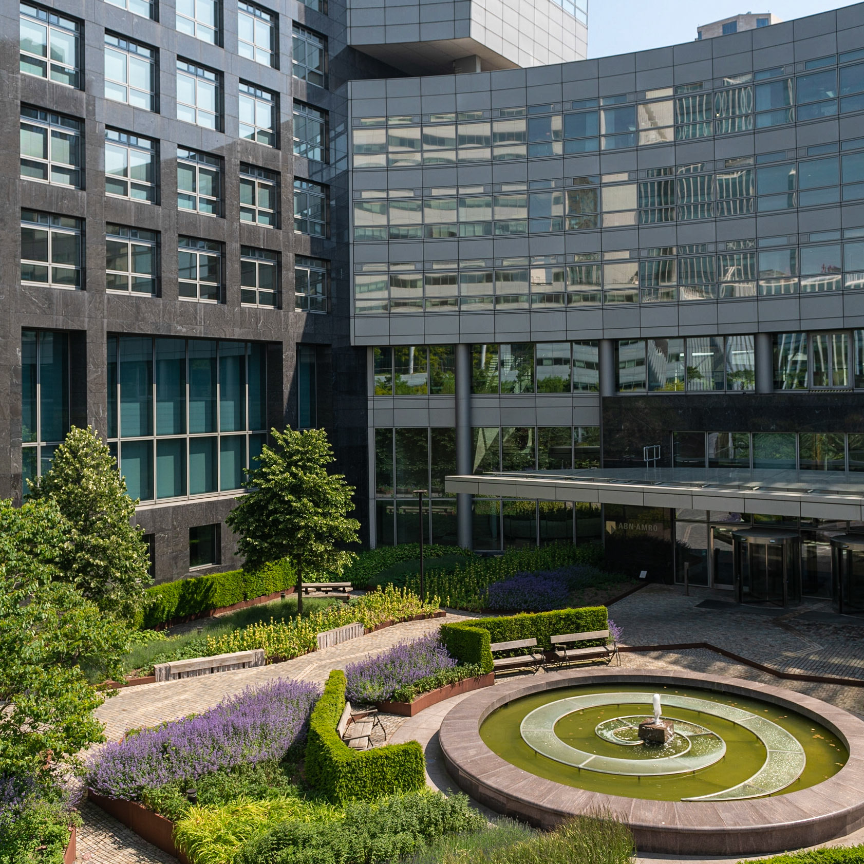 Amsterdam. Zuidas. De Amsterdamse Zuidas heeft enerzijds als doel om ontwikkeld te worden als internationaal businessdistrict waarin wordt voorzien in nieuwe bedrijfseconomische clusters en anderzijds te groeien als levendige nieuwe stadswijk waar wonen, werken en recreëren samenkomen.