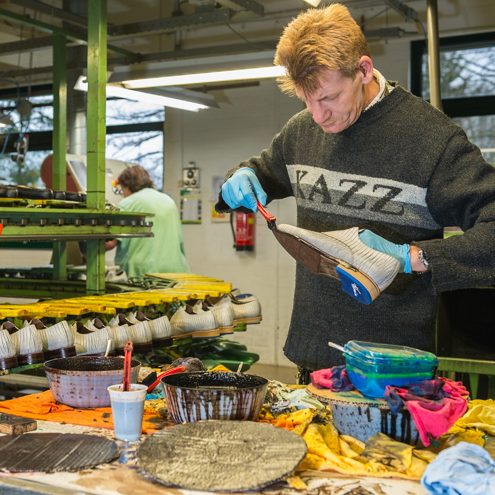 Inkleuren zoolrand en hak van de schoen.