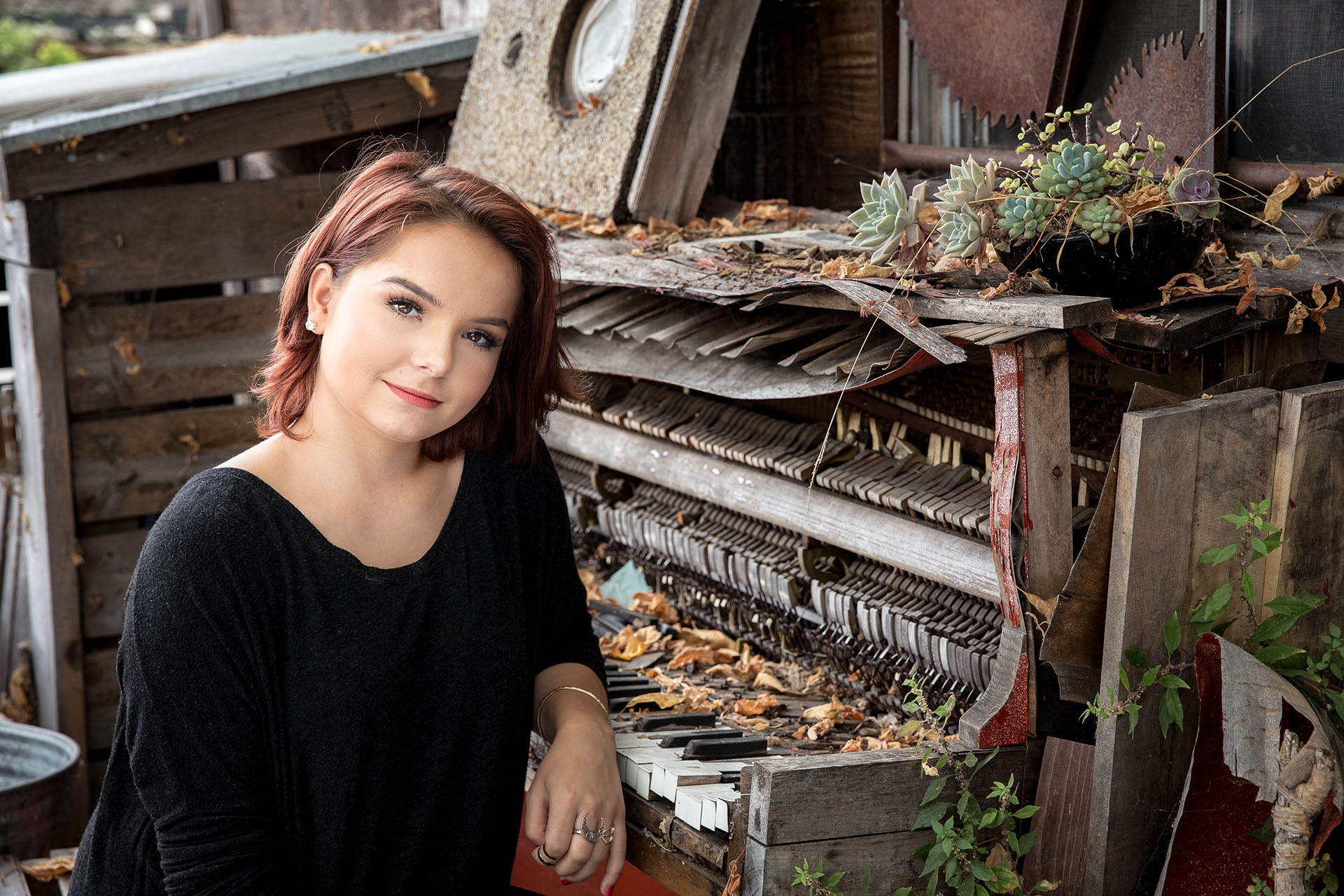 Nelly Aki pianist and singer