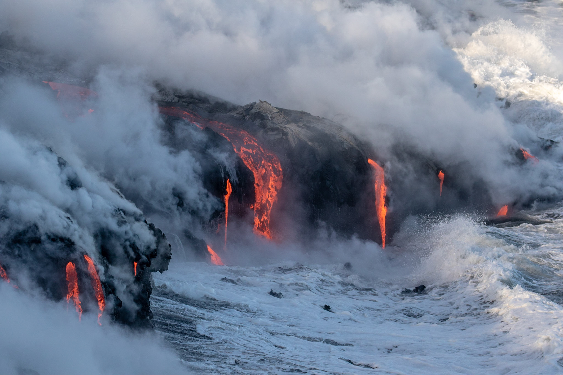 coulée de lave se jettant dans la mer fumeroles lava flow to the sea fumes