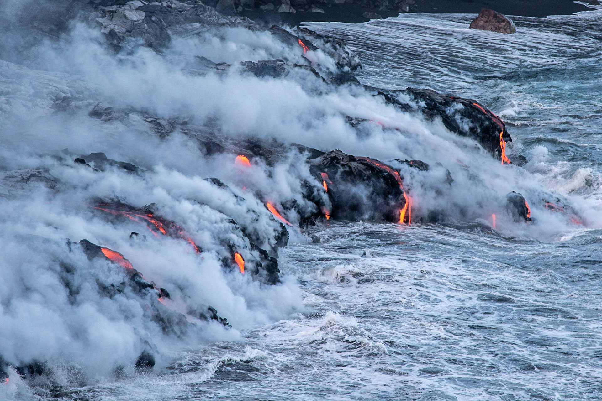coulée de lave se jettant dans la mer fumeroles lava flow to the sea fumes