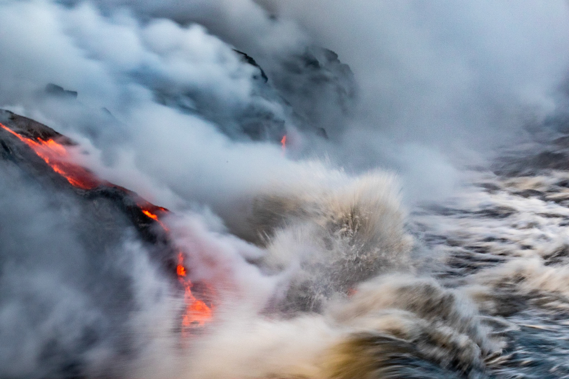 coulée de lave se jettant dans la mer fumeroles lava flow to the sea fumes