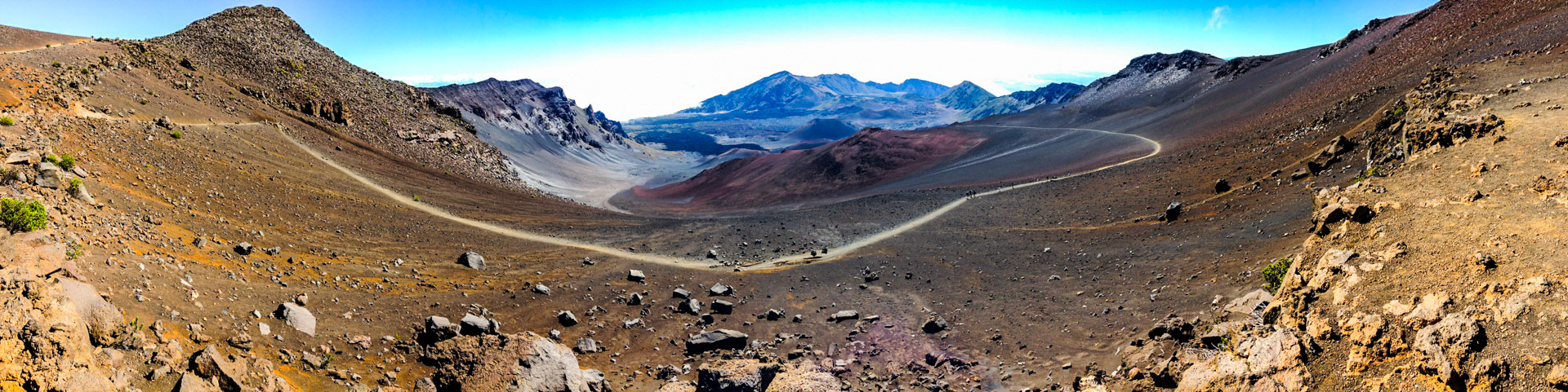 trail between craters chemin de randonnée entre les crateres