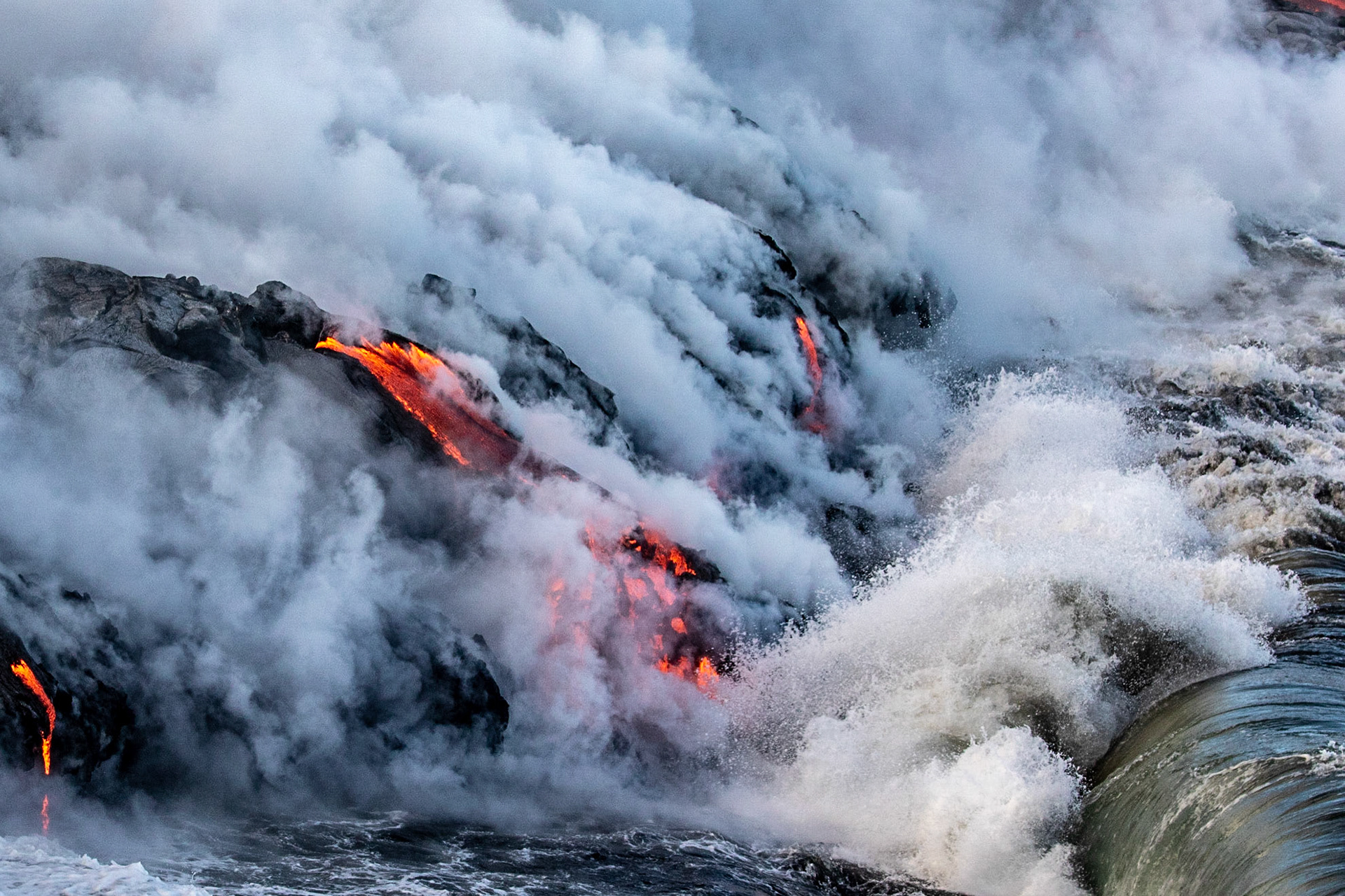coulée de lave se jettant dans la mer fumeroles lava flow to the sea fumes