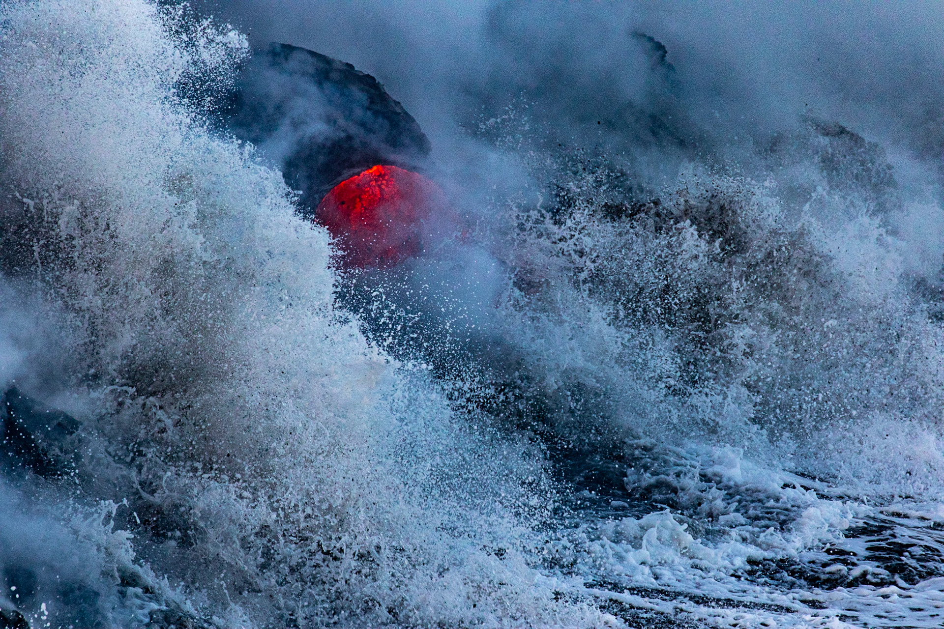 coulée de lave se jettant dans la mer fumeroles lava flow to the sea fumes