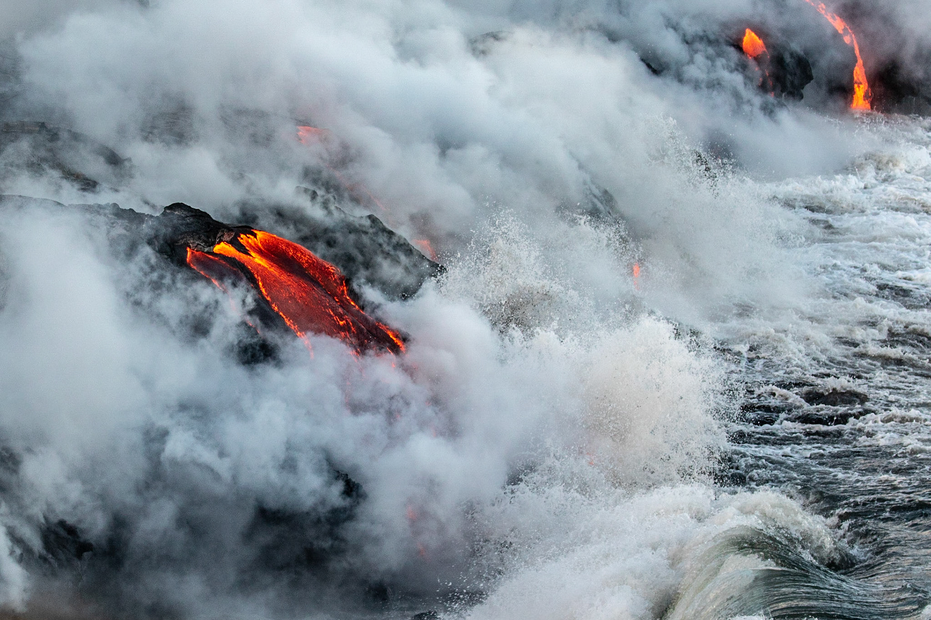 coulée de lave se jettant dans la mer fumeroles lava flow to the sea fumes