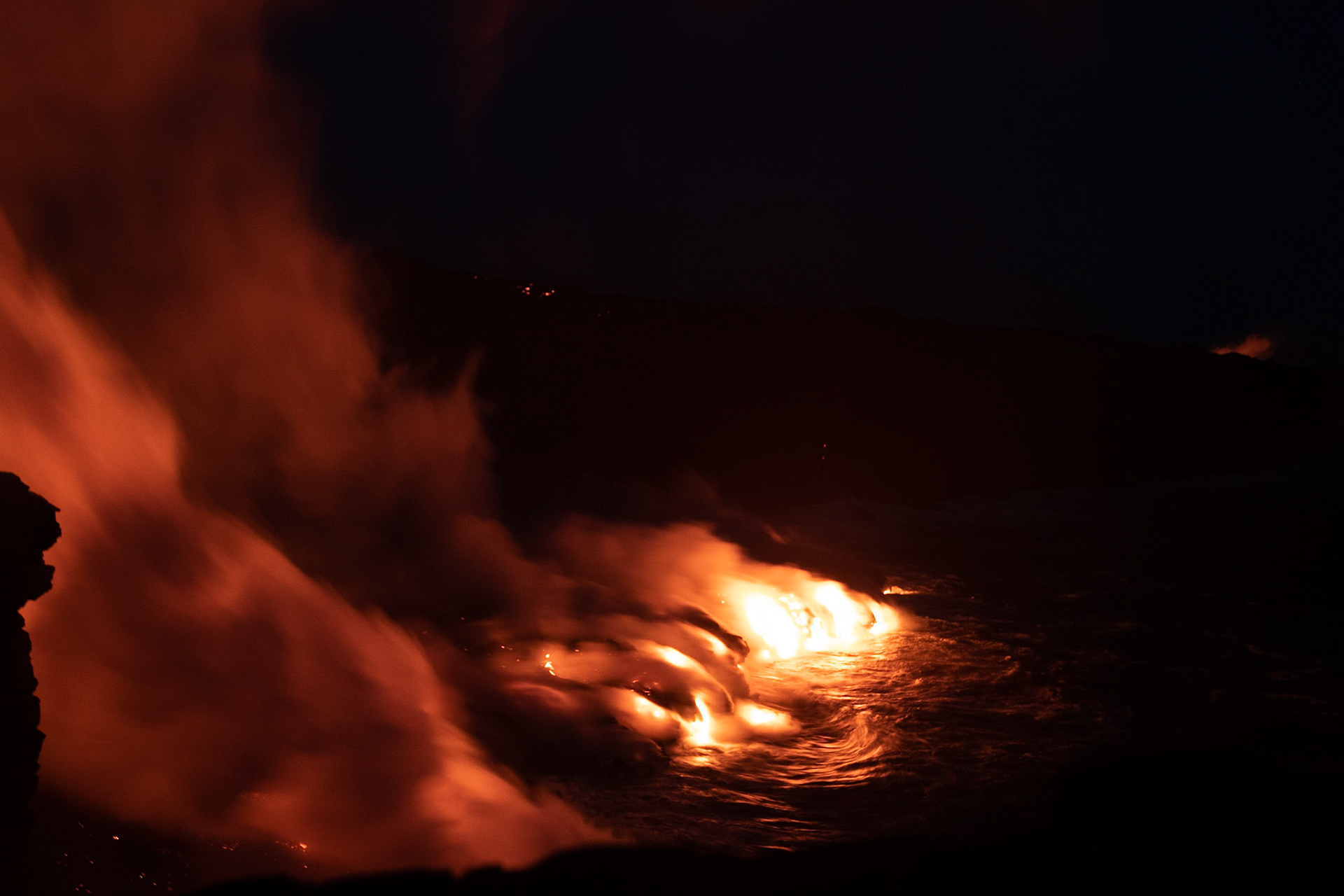 coulée de lave se jettant dans la mer fumeroles  de nuit lava flow to the sea fumes at night