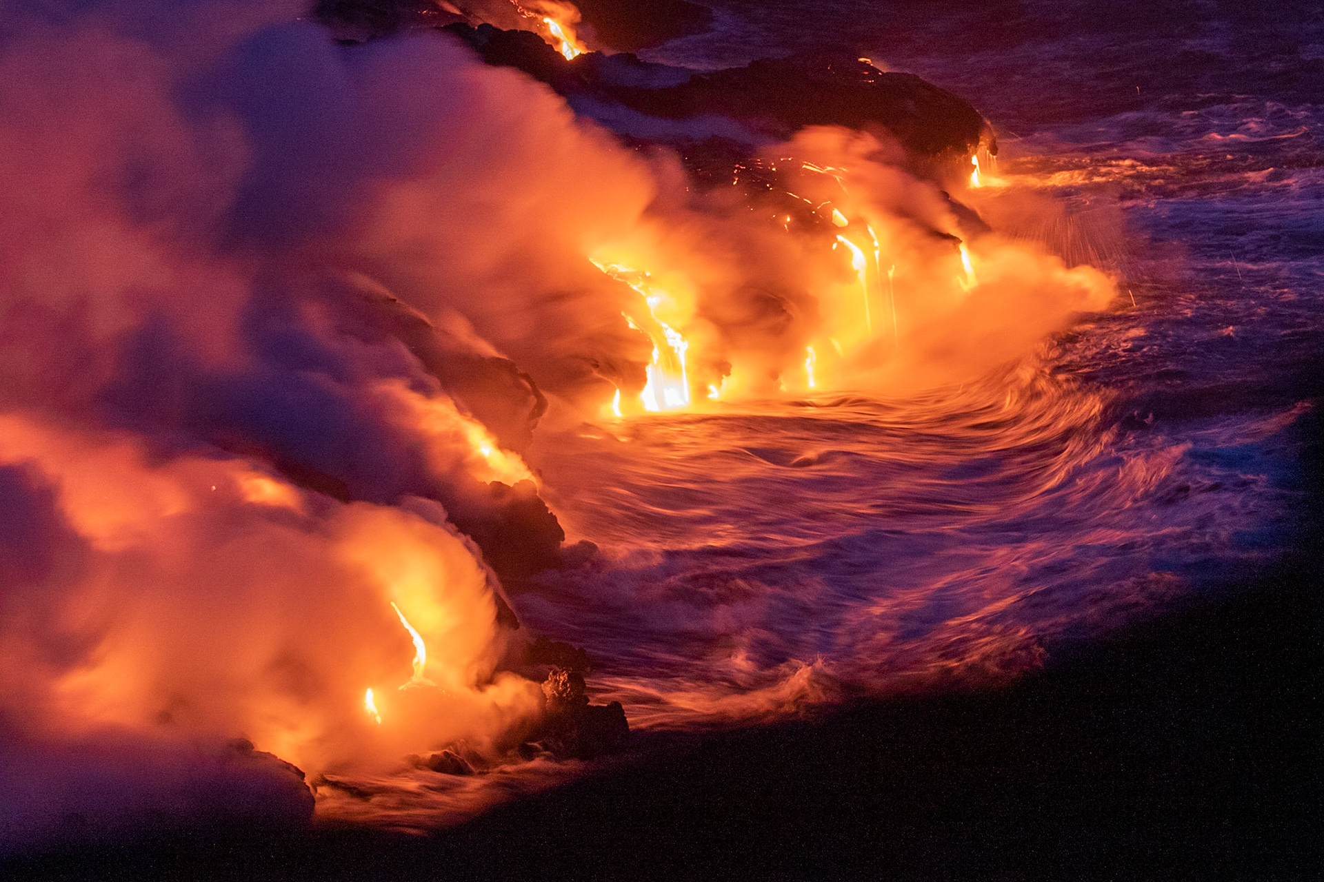coulée de lave se jettant dans la mer fumeroles  de nuit lava flow to the sea fumes at night