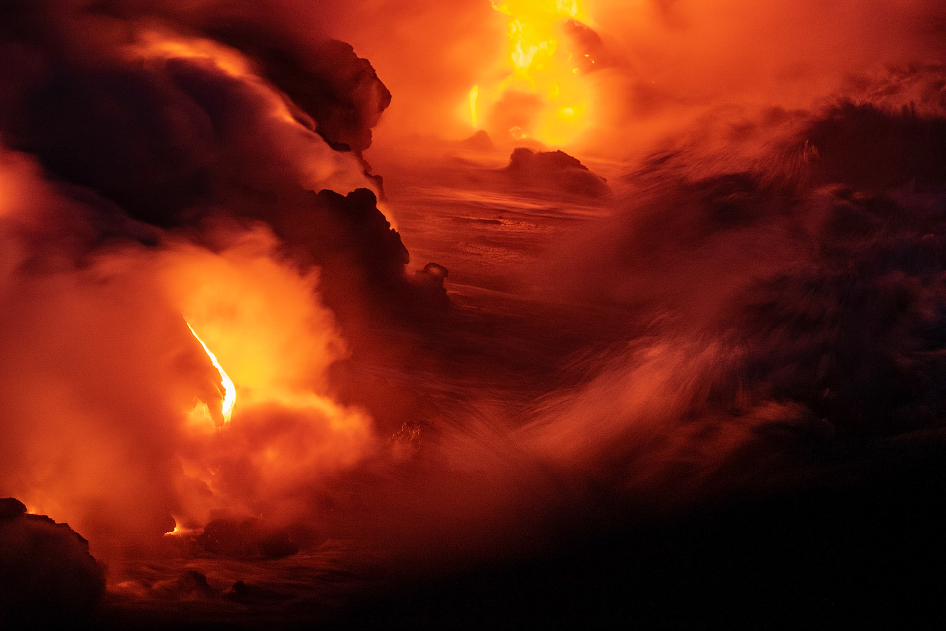 coulée de lave se jettant dans la mer fumeroles  de nuit lava flow to the sea fumes at night