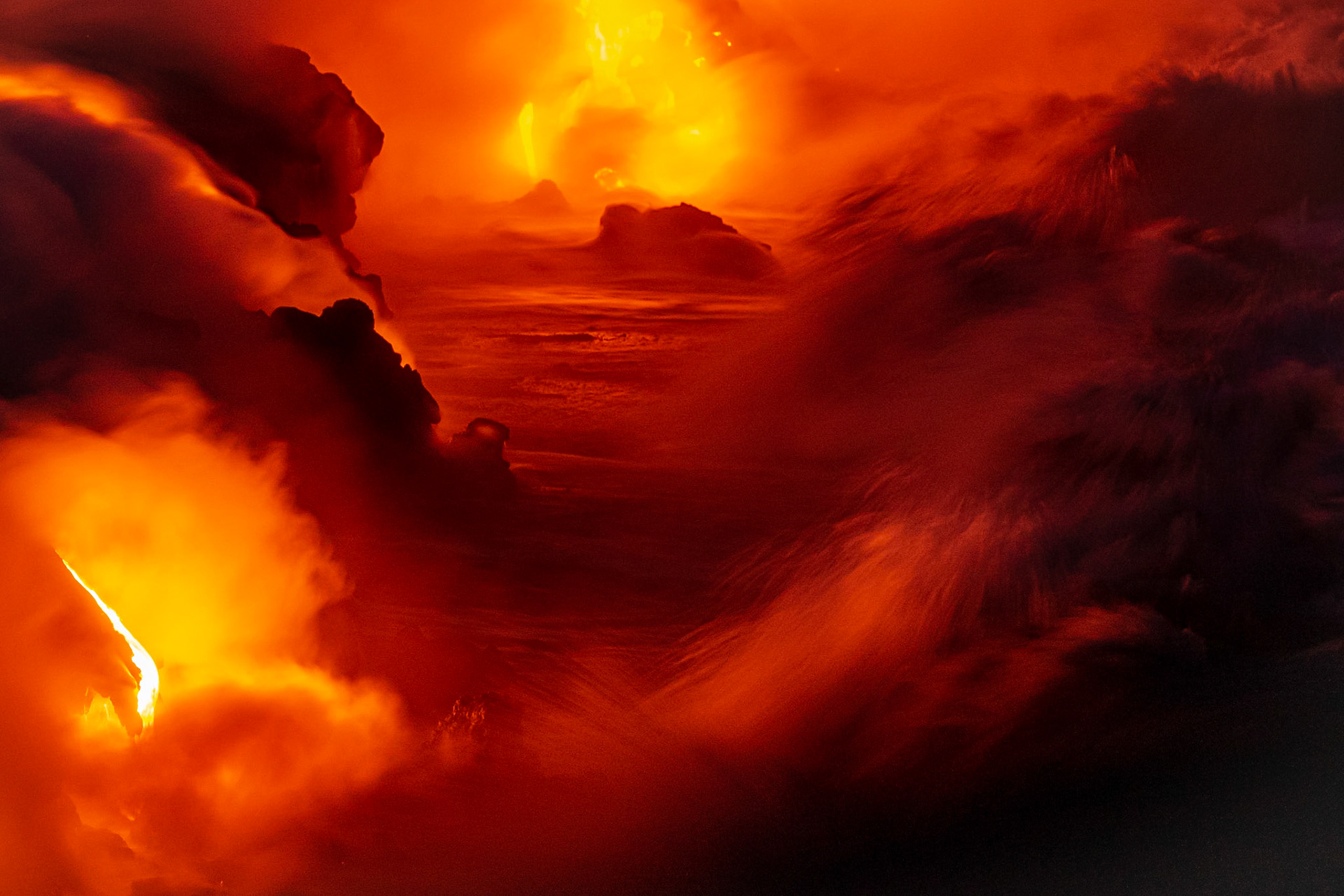 coulée de lave se jettant dans la mer fumeroles  de nuit lava flow to the sea fumes at night