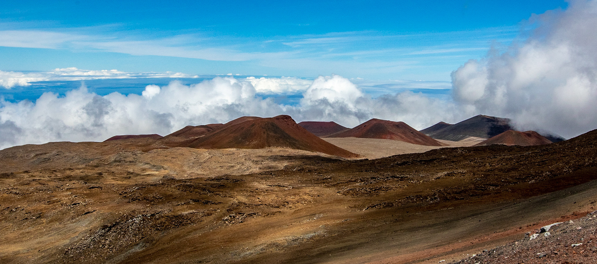 crateres au dessus des nuages craters above clouds