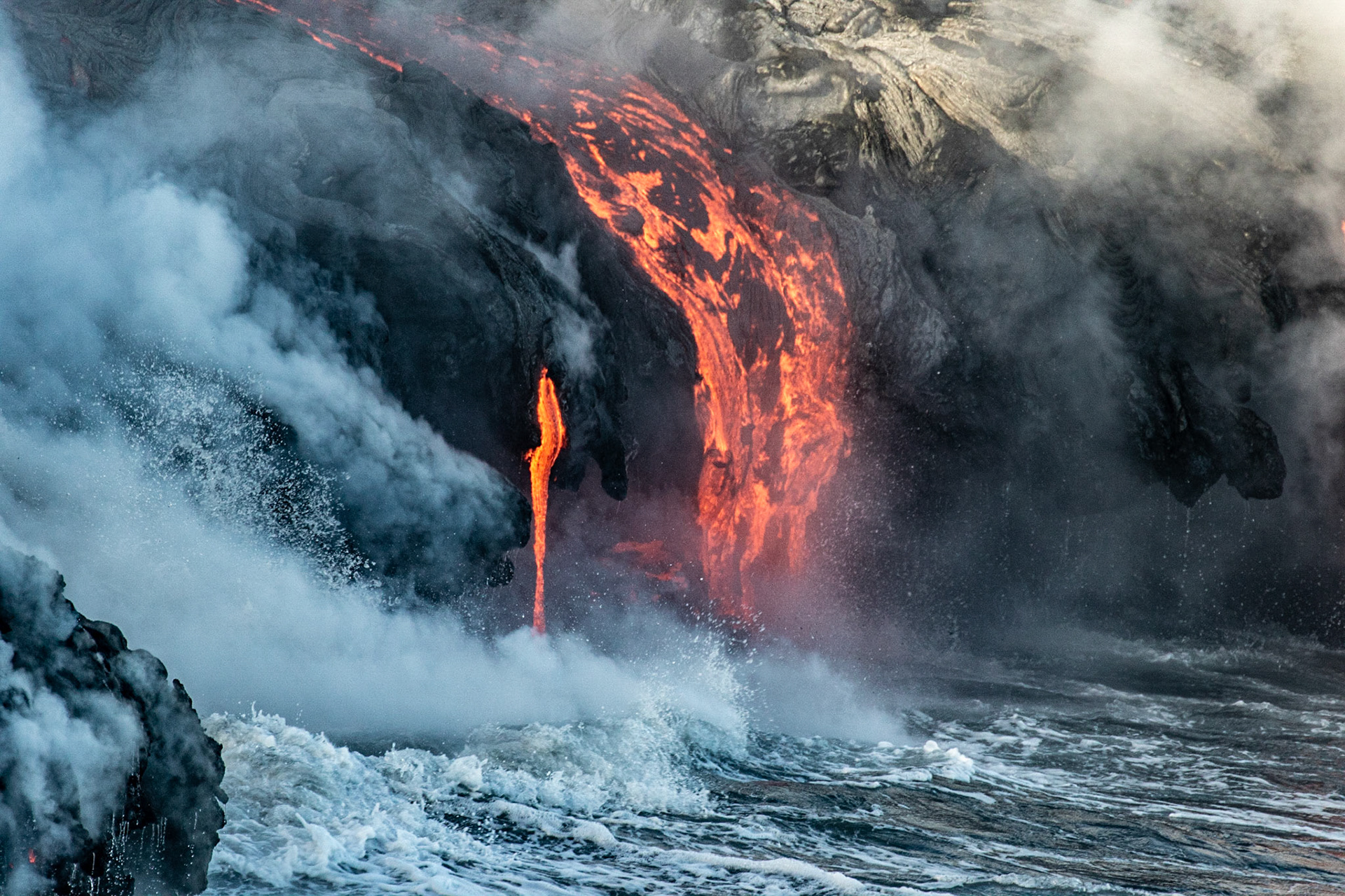 coulée de lave se jettant dans la mer fumeroles lava flow to the sea fumes