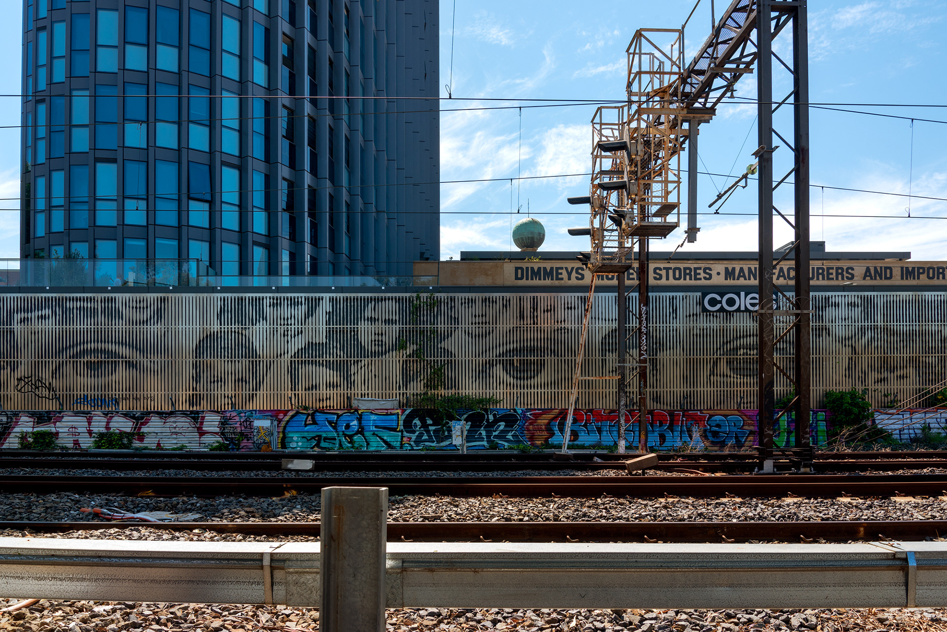 Unknown artwork on the southern wall of the Coles supermarket on Green Street, Cremorne