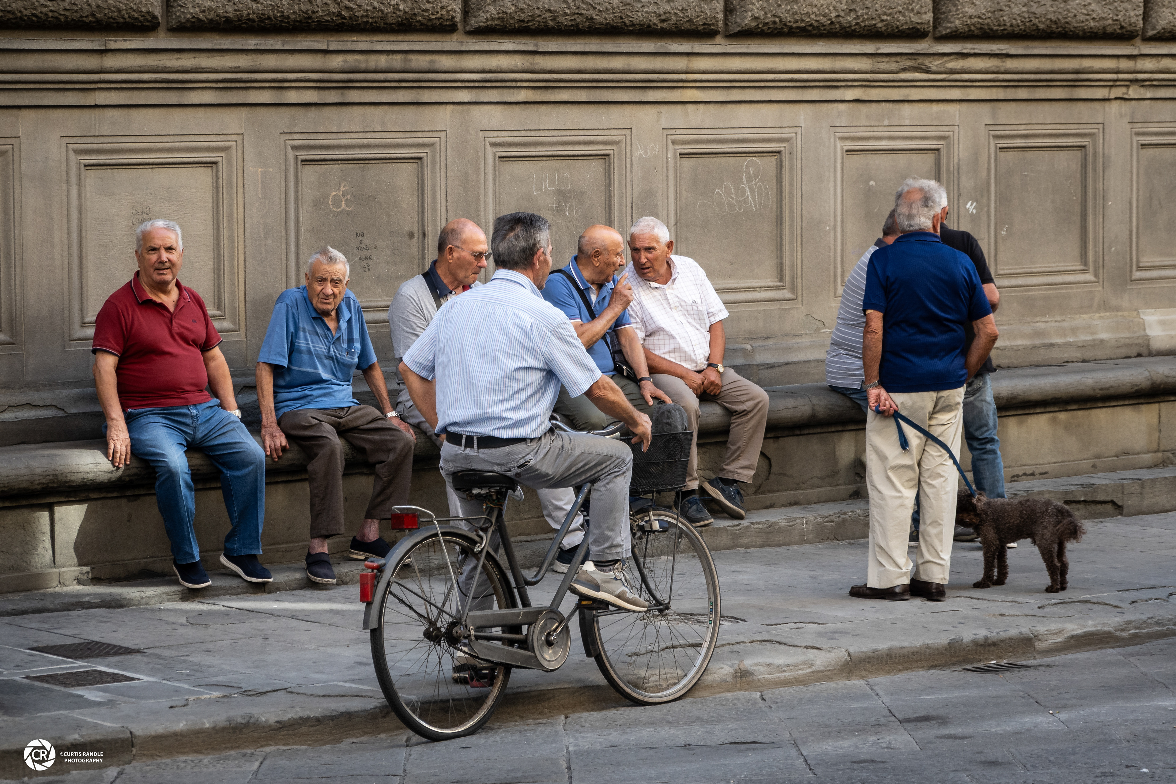 Men Chatting, Lucca