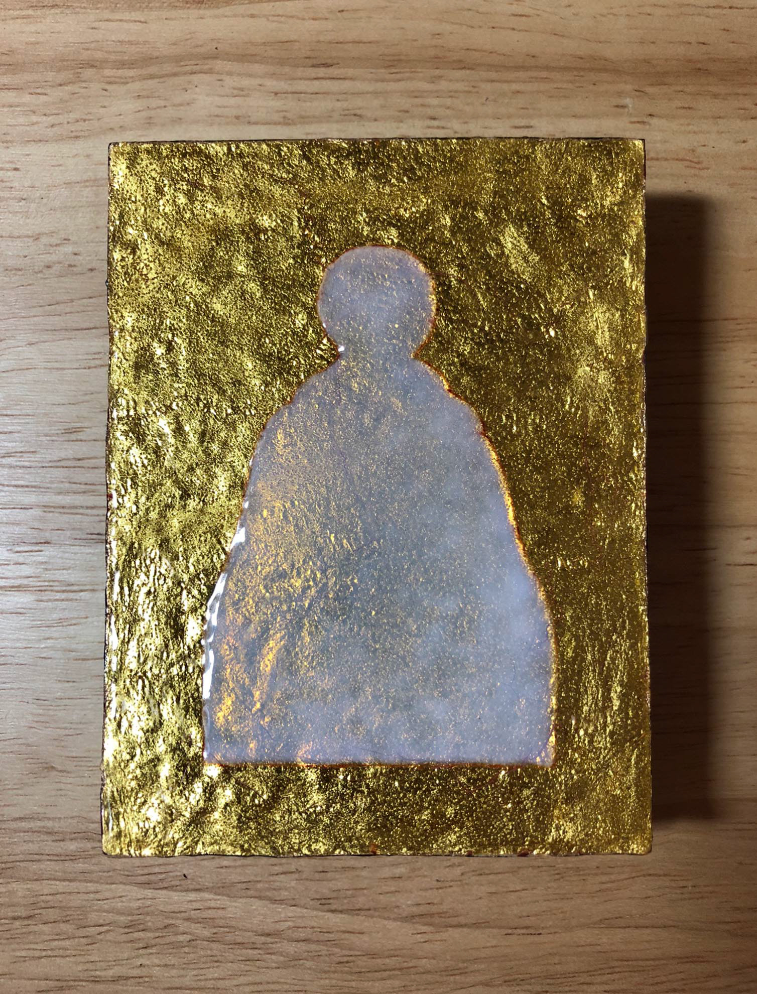The layer of the opalescent enamel: base for the painting.